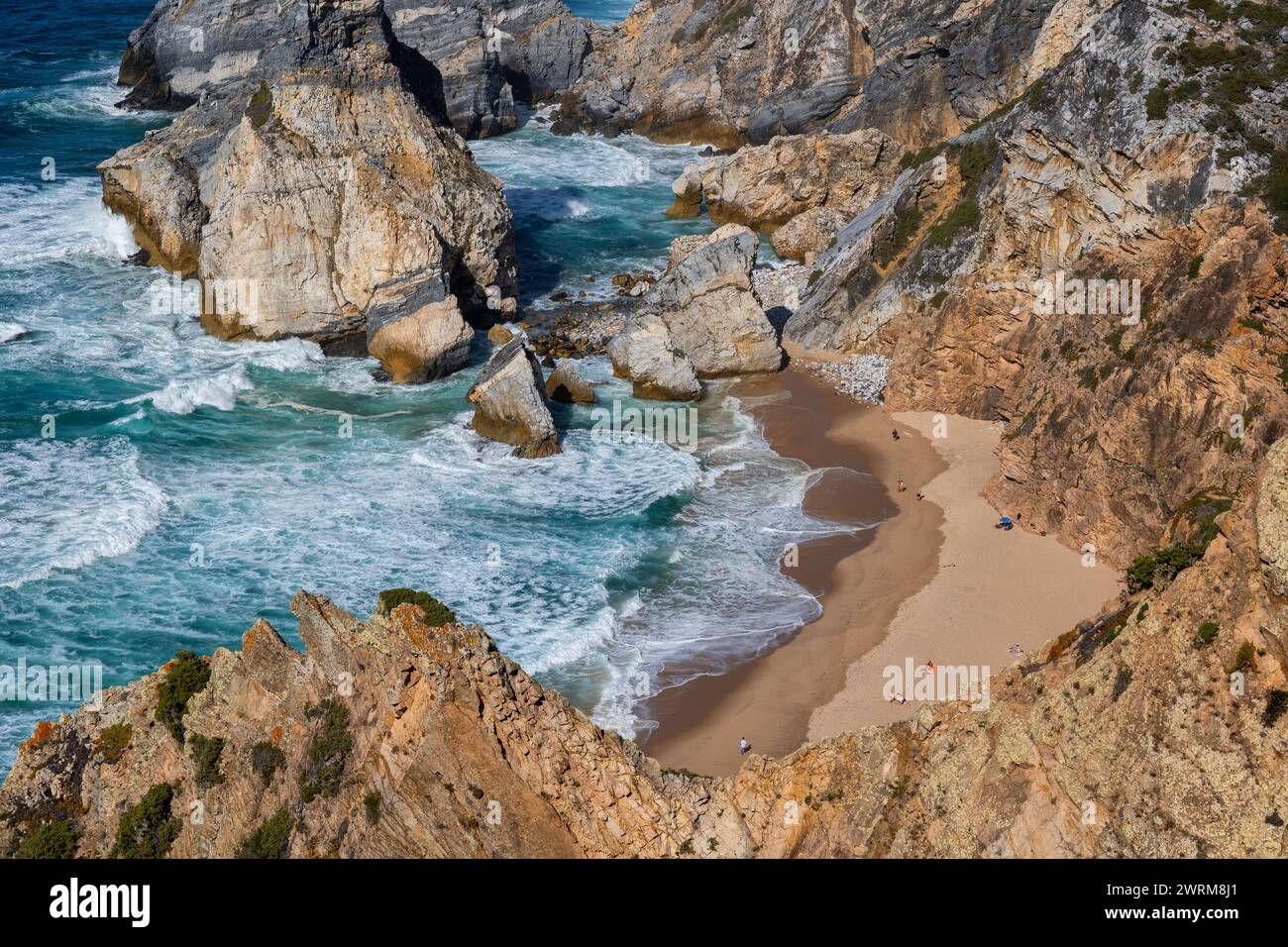 Spiaggia panoramica di Praia da Ursa in Portogallo. Pittoresca costa dell'Oceano Atlantico nell'Europa continentale più occidentale. Foto Stock