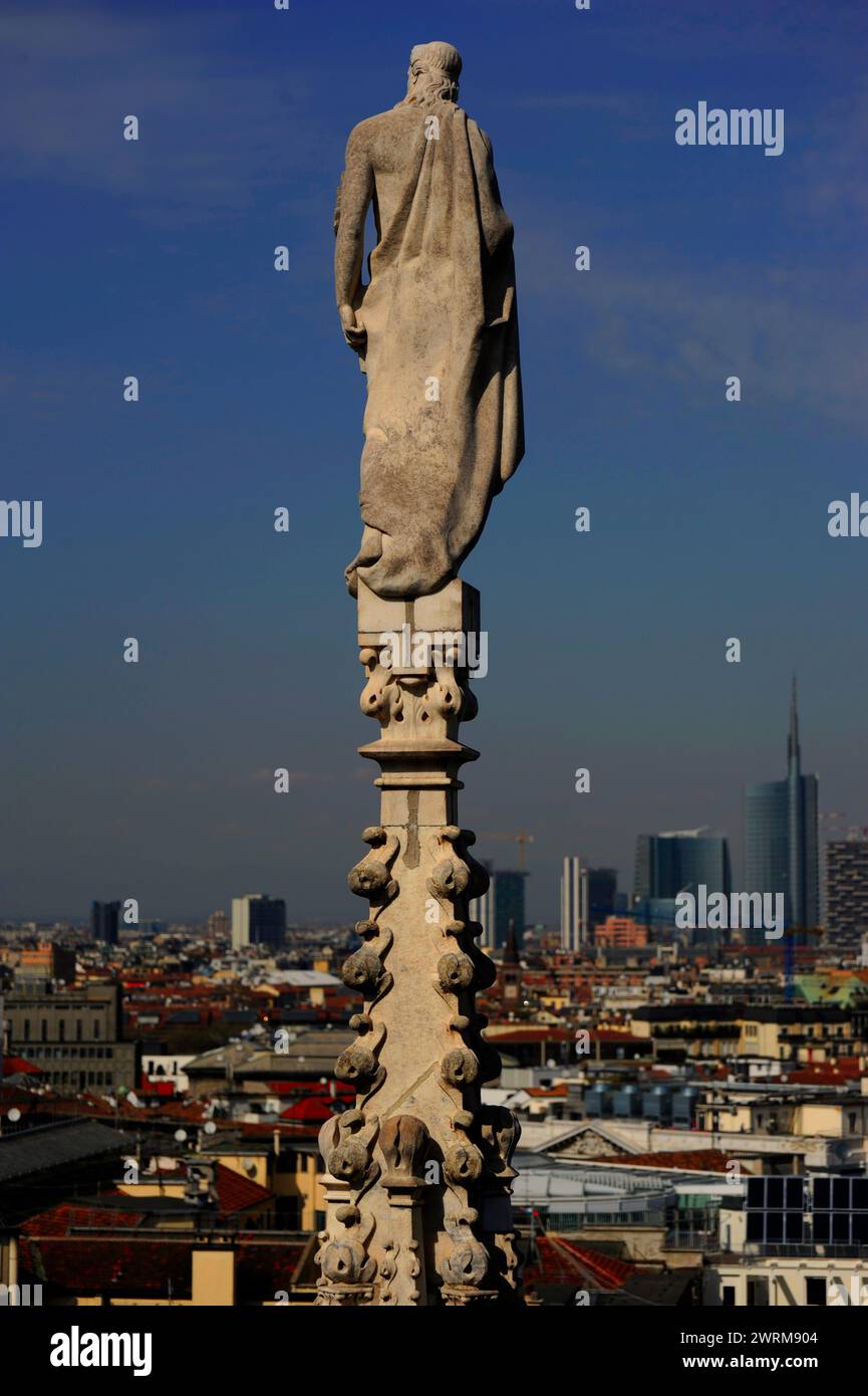 Vista di Milano dalla Cattedrale Basilica della Natività, chiesa di Santa Maria, Duomo, statue d'arte e sculture Foto Stock
