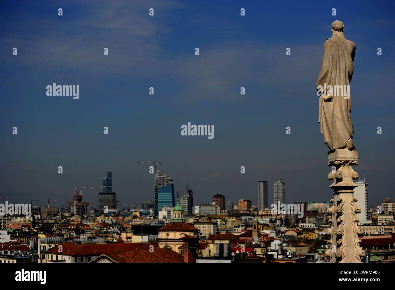 Vista di Milano dalla Cattedrale Basilica della Natività, chiesa di Santa Maria, Duomo, statue d'arte e sculture Foto Stock