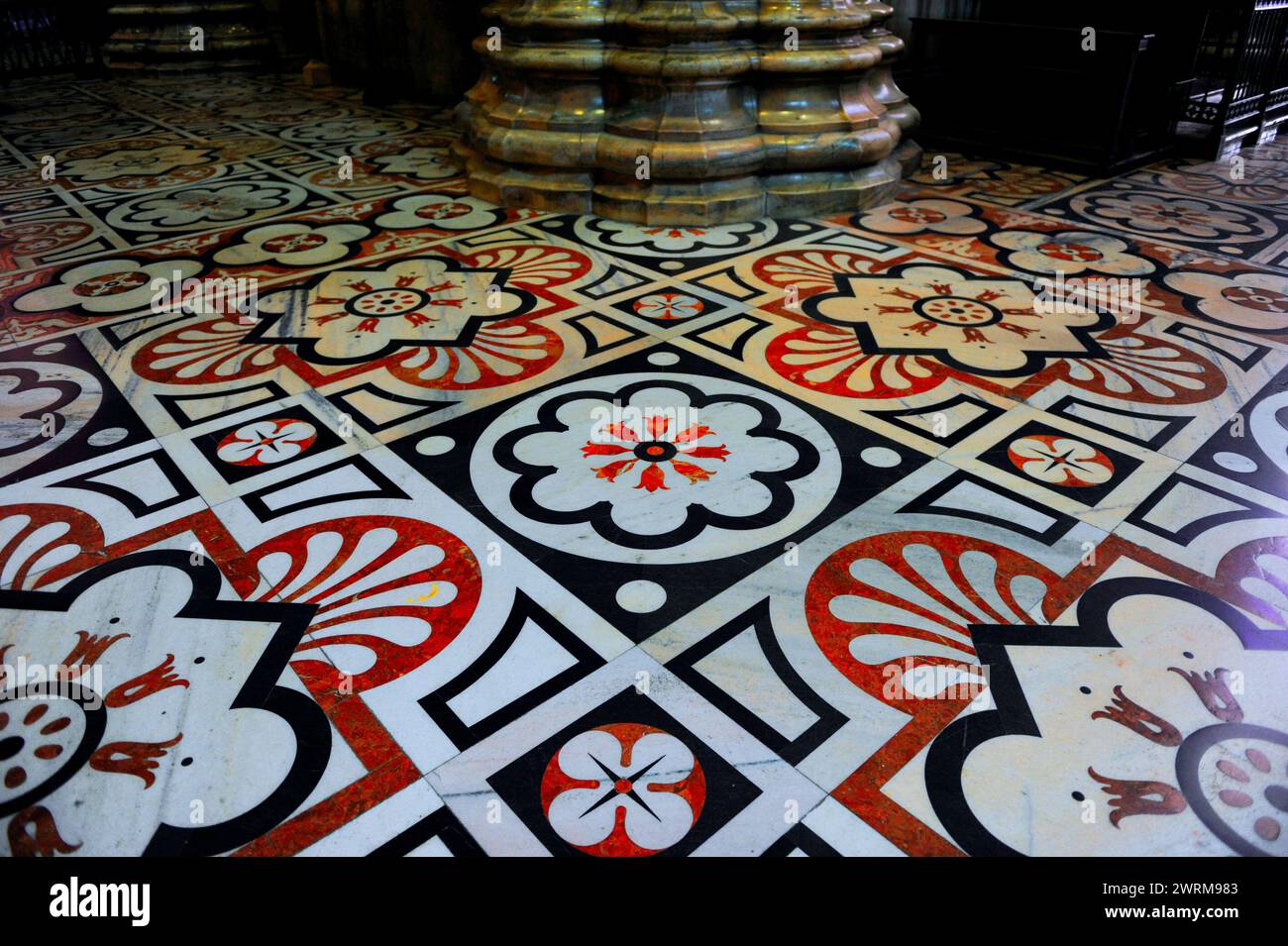 Pavimento in marmo colorato rosa Candoglia e verde del Duomo di Milano Foto Stock