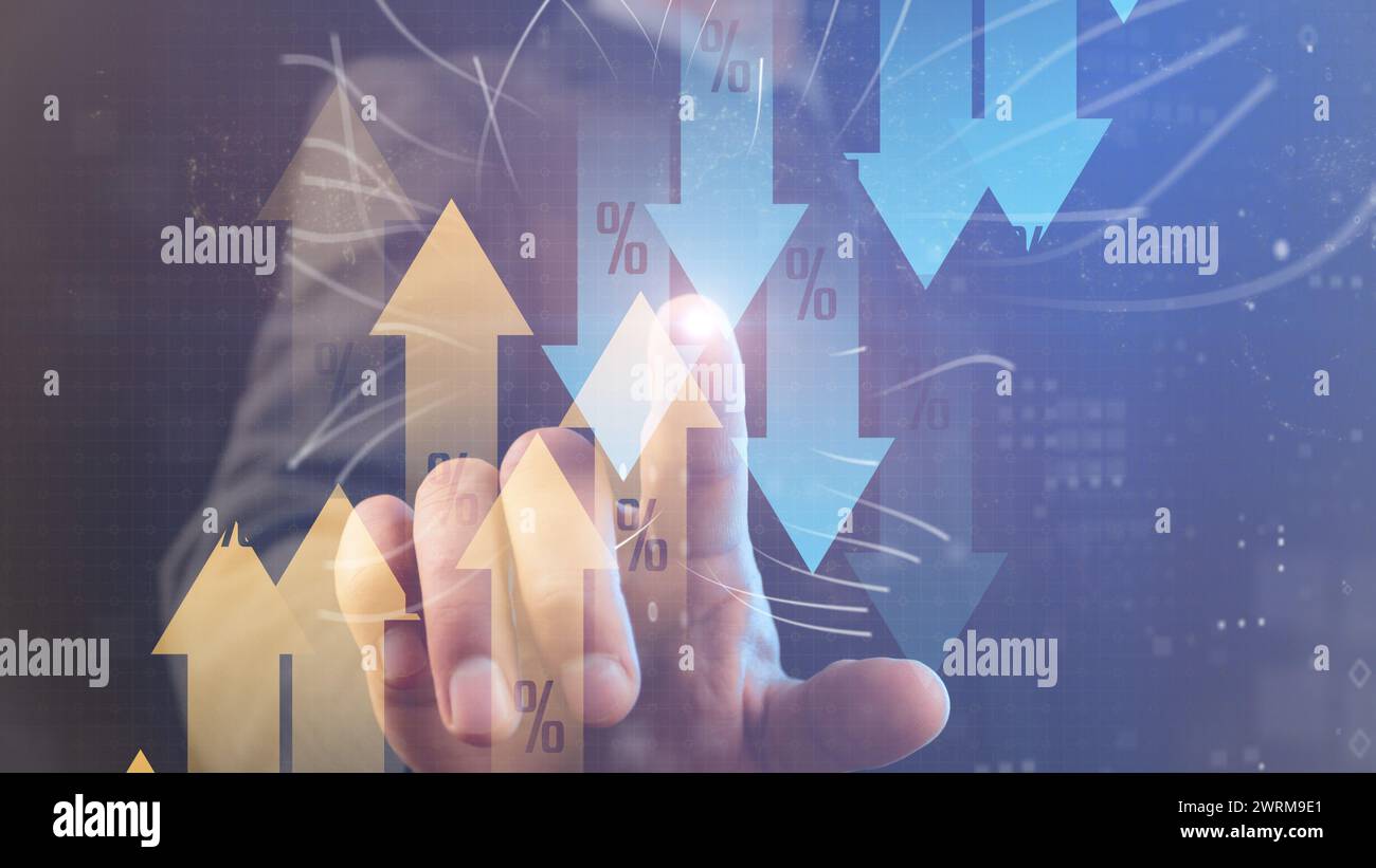 Collage tecnico CG. Un uomo d'affari tocca con il dito indice un punto sullo schermo in cui vengono visualizzati i simboli grafici e i diagrammi del lavoro dei database ai Foto Stock