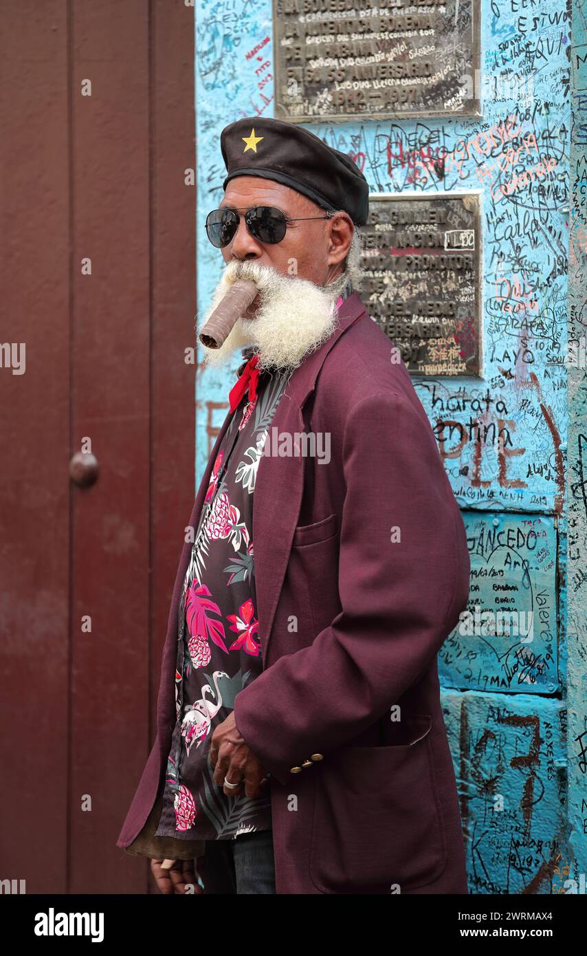 Famoso personaggio locale del 073 - un sigaro finto in bocca - che una volta era su una famosa copertina di una rivista americana, alla porta di la Bodeguita del Medio. L'Avana-Cuba Foto Stock