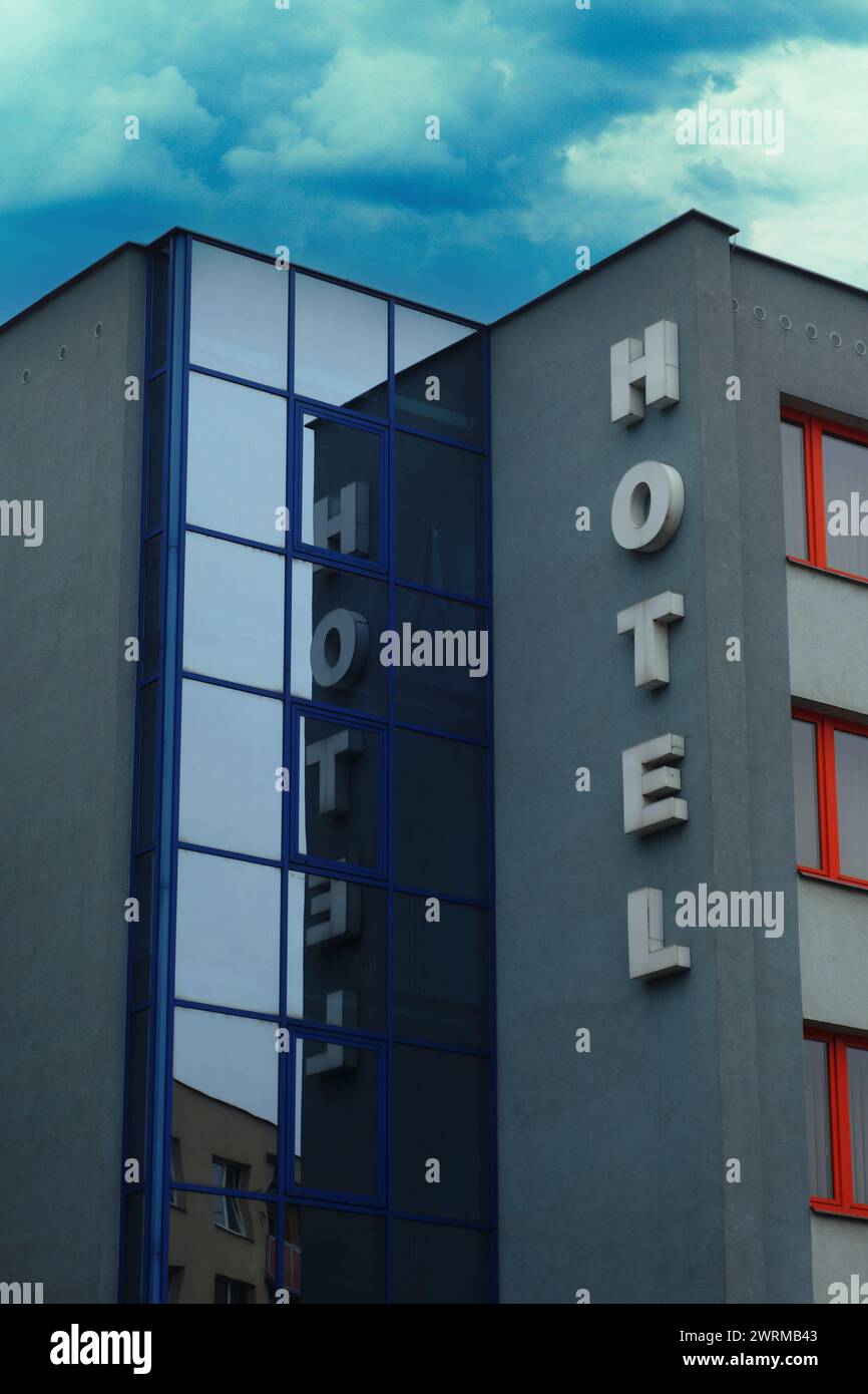 hotel moderno con l'insegna dell'hotel riflessa nelle finestre riflettenti Foto Stock