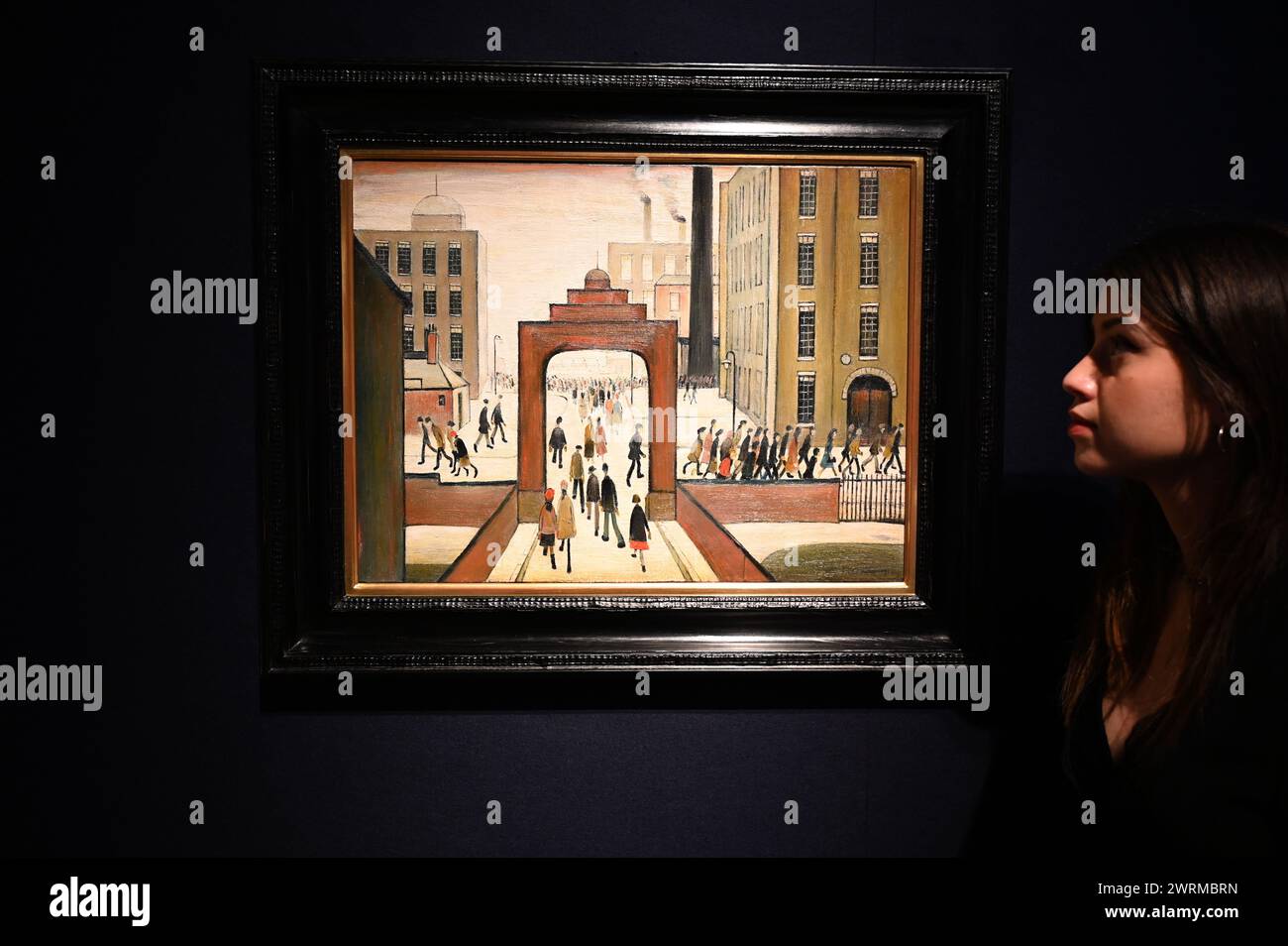 Christie's Modern British and Irish Art Evening sale questa primavera segue il successo del XX/XXI secolo: London Evening sale e The Art of the Surreal Evening sale, e forma una parte fondamentale della stagione di marzo 20/21. La domenica pomeriggio di L.S. Lowry torna alla vista pubblica per la prima volta in 57 anni ed è presentata insieme a un eccezionale gruppo di sculture di Barbara Hepworth, Henry More e Lynn Chadwick. In vista a Londra dal 13 al 20 marzo 2024 la vendita serale sarà il 20 marzo al Christie's Londra . Foto Stock