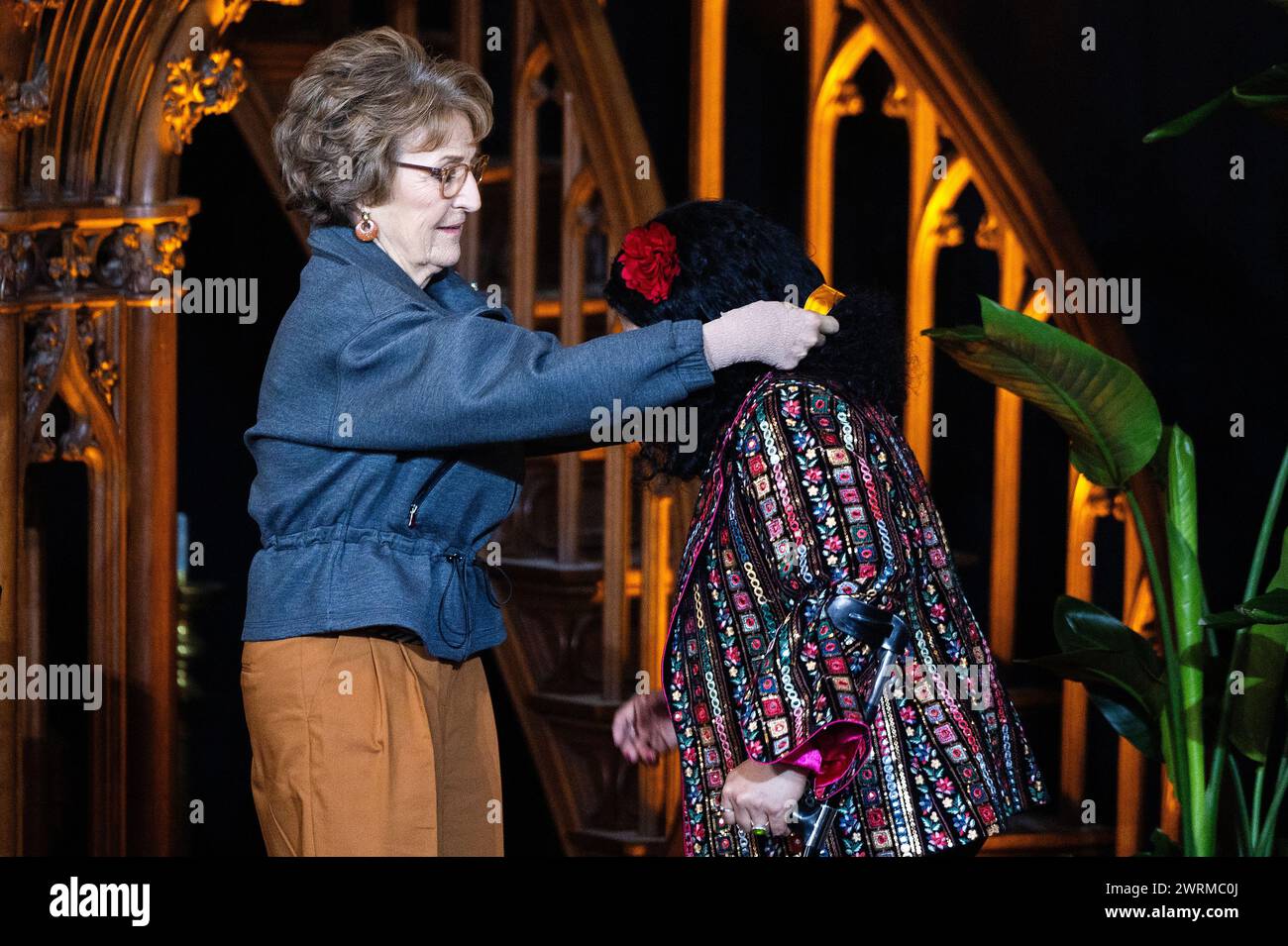 VLAARDINGEN - Principessa Margriet durante la presentazione della Medaglia Geuzen all'attivista afghana Laila Haidari nella Grote Kerk. Haidari fondò segretamente un centro di educazione per ragazze e donne nella sua città natale di Kabul. ANP IRIS VAN DEN BROEK netherlands Out - belgio Out Foto Stock