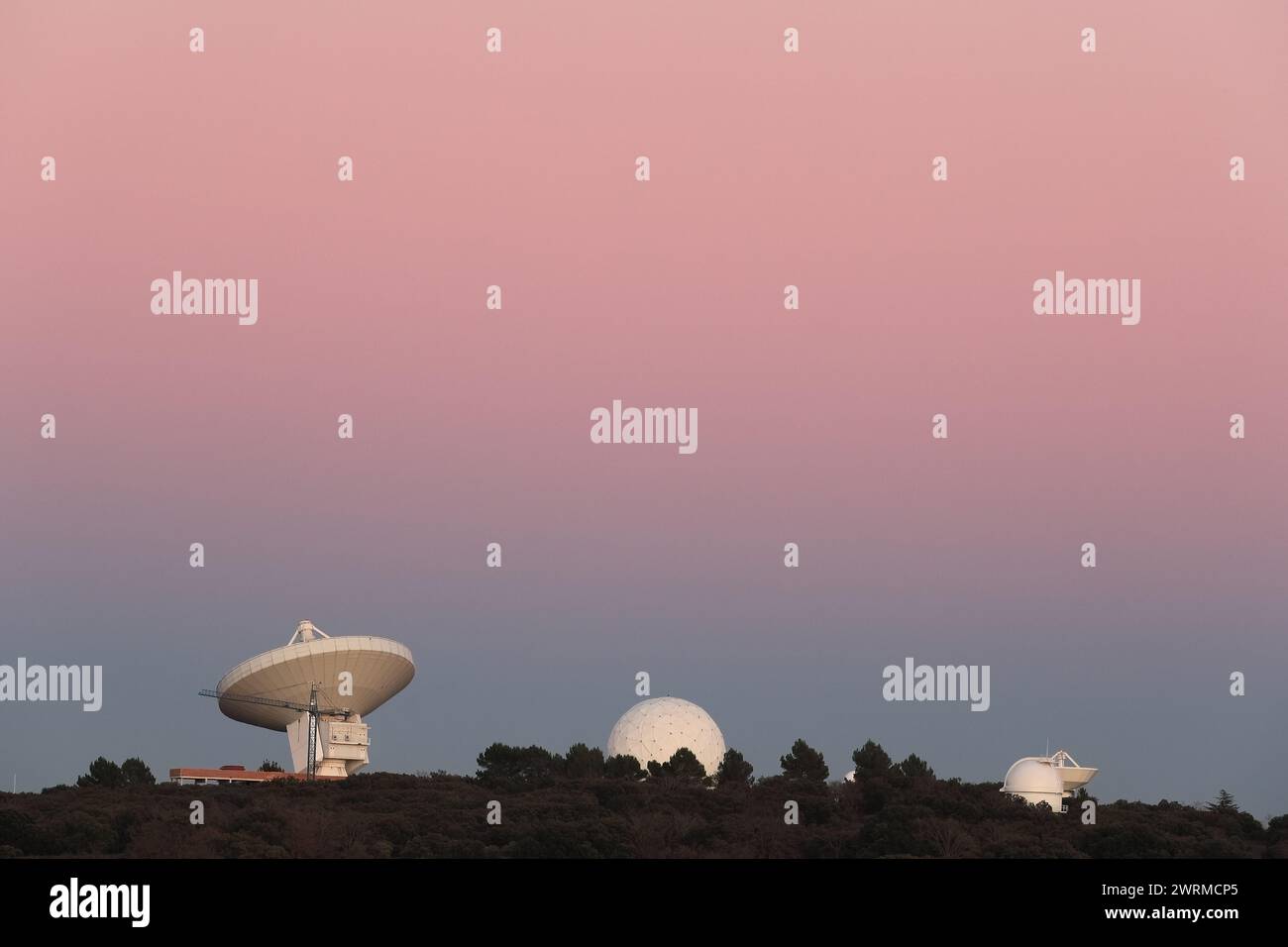 Stazioni di osservazione satellitare e scientifica con grandi piatti su un tranquillo cielo color pastello Foto Stock
