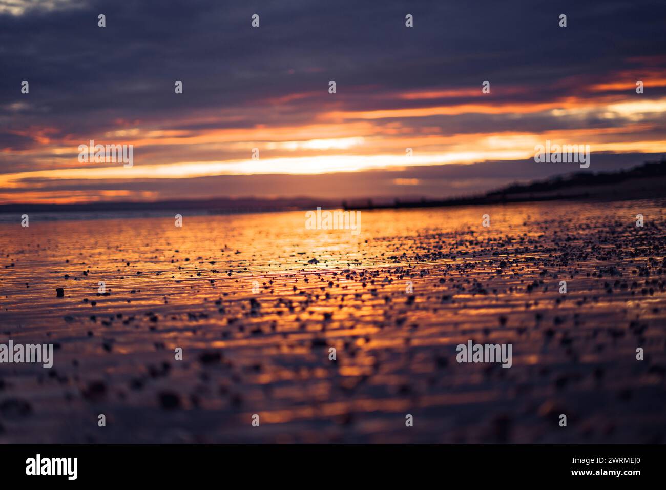Foto del tramonto sulla costa meridionale del Regno Unito scattata sulla spiaggia di Cooden vicino a bexhill, un bellissimo cielo di fuoco. Foto Stock