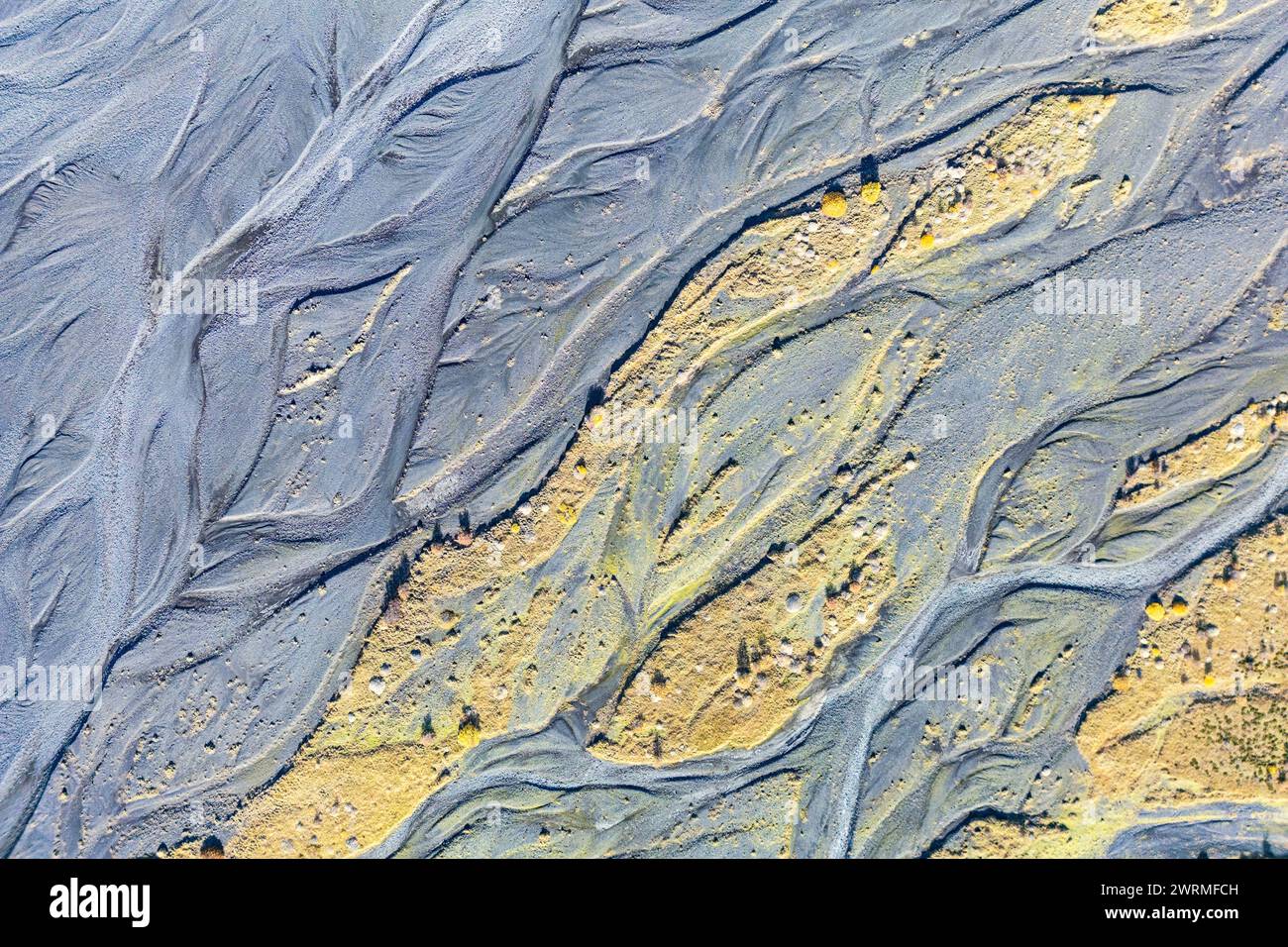 Uno scatto aereo che cattura gli intricati schemi di torrenti e fiumi tortuosi con depositi di sedimenti, mettendo in evidenza la bellezza naturale del Northe Foto Stock