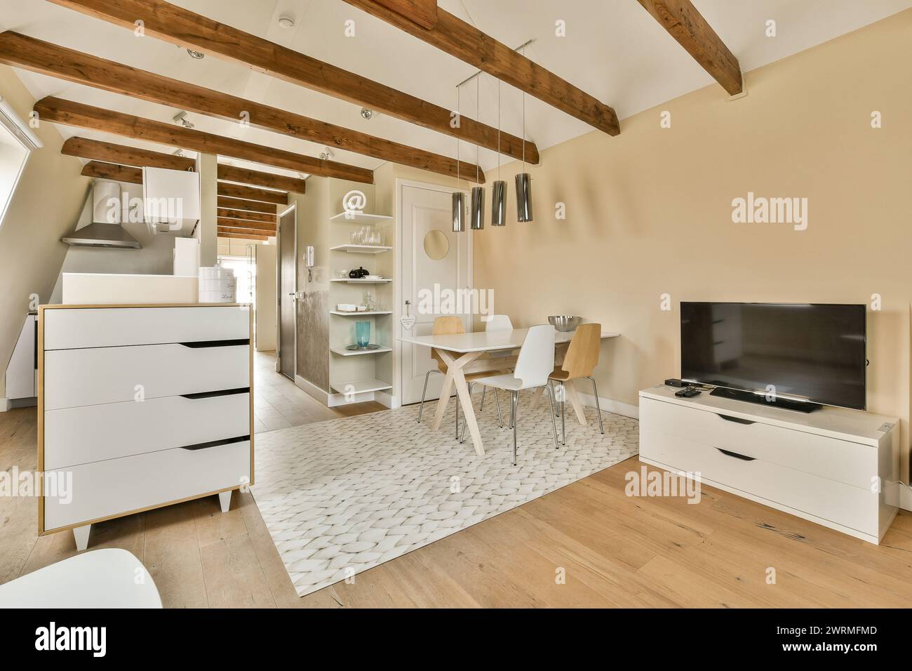 una sala da pranzo con tavolo e tv Foto Stock