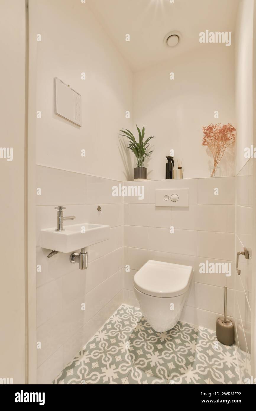 un piccolo bagno con wc e lavandino Foto Stock
