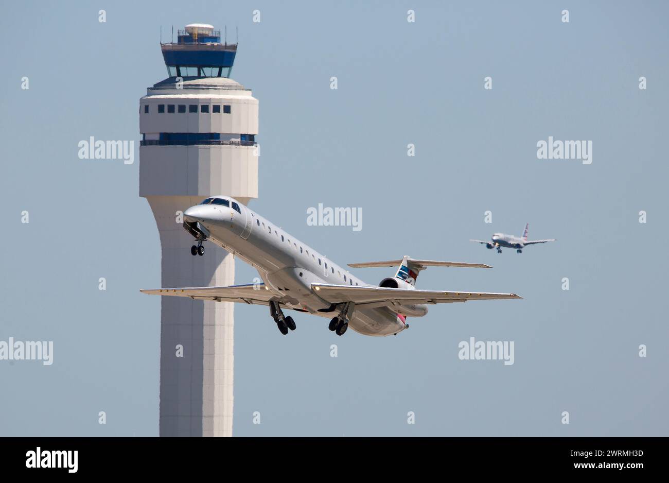 CHARLOTTE, NC (USA) - 14 giugno 2019: Un aereo di linea passeggeri American Eagle decolla dall'aeroporto internazionale Charlotte-Douglas con un secondo aereo Foto Stock