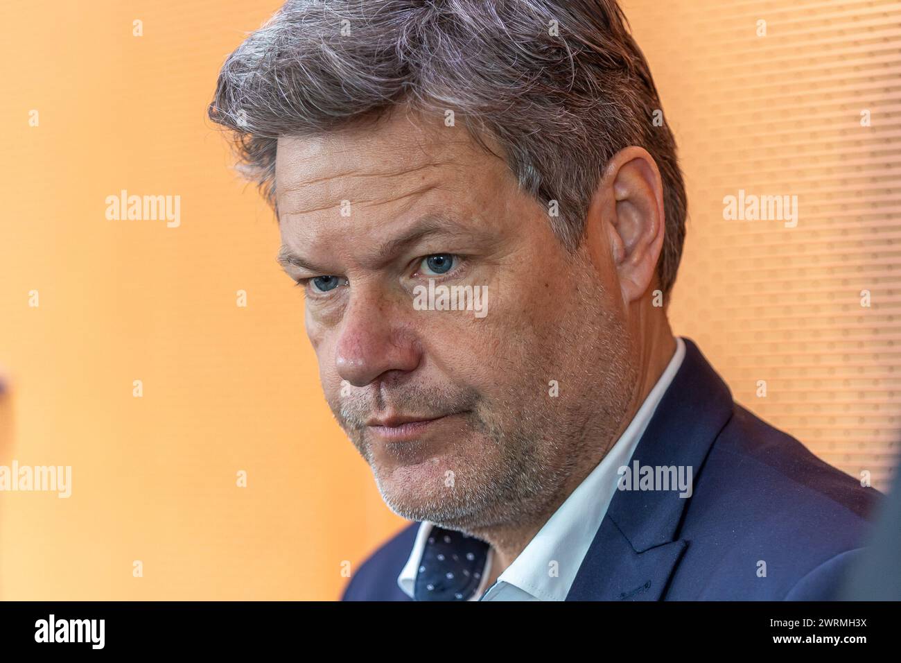 Robert Habeck (B90/Gruene), Ministro dell'economia e della protezione del clima, in occasione di una riunione del Gabinetto federale del 13 marzo 2024 presso la Cancelleria federale di Berlino. Robert Habeck (B90/Gruene), Minister fuer Wirtschaft und Klimaschutz, bei einer Sitzung des Bundeskabinetts am 13.03.24 im Bundeskanzleramt Berlin. Foto Stock