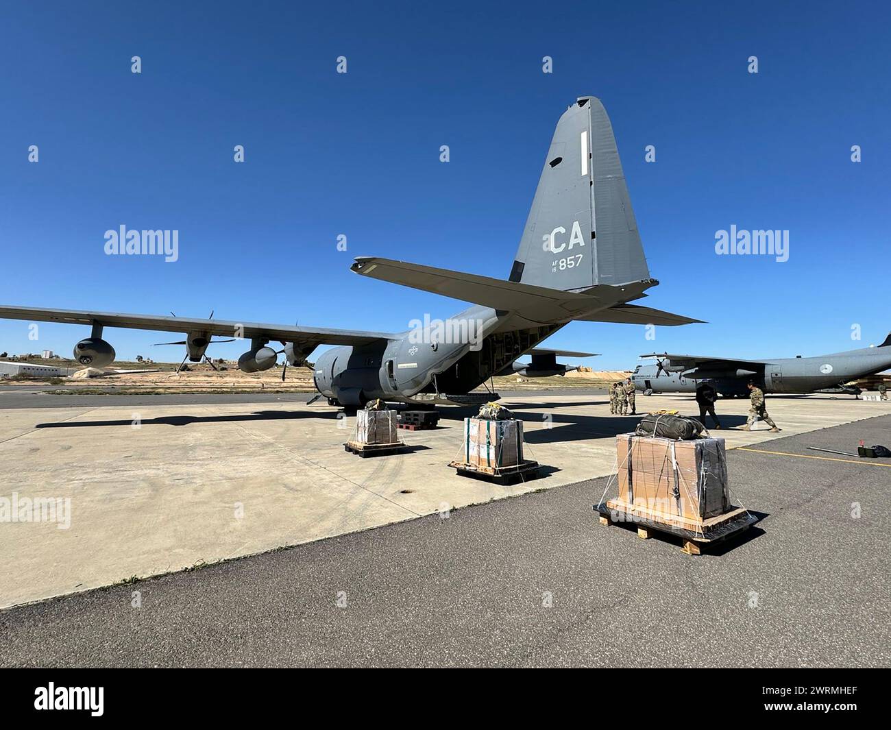 Gli aviatori della coalizione dell'aeronautica statunitense e della Royal Jordanian Air Force caricano aiuti umanitari giordani a bordo di un HC-130J Combat King II dell'aeronautica militare statunitense Foto Stock