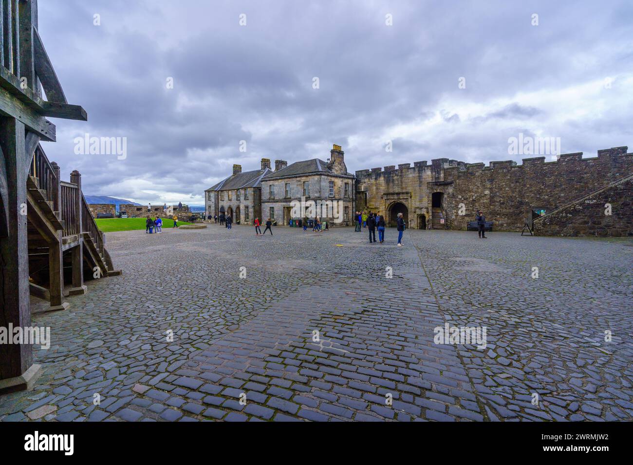 Stirling, Regno Unito - 25 settembre 2022: Vista dello storico castello di Stirling, con i visitatori, in Scozia, Regno Unito Foto Stock