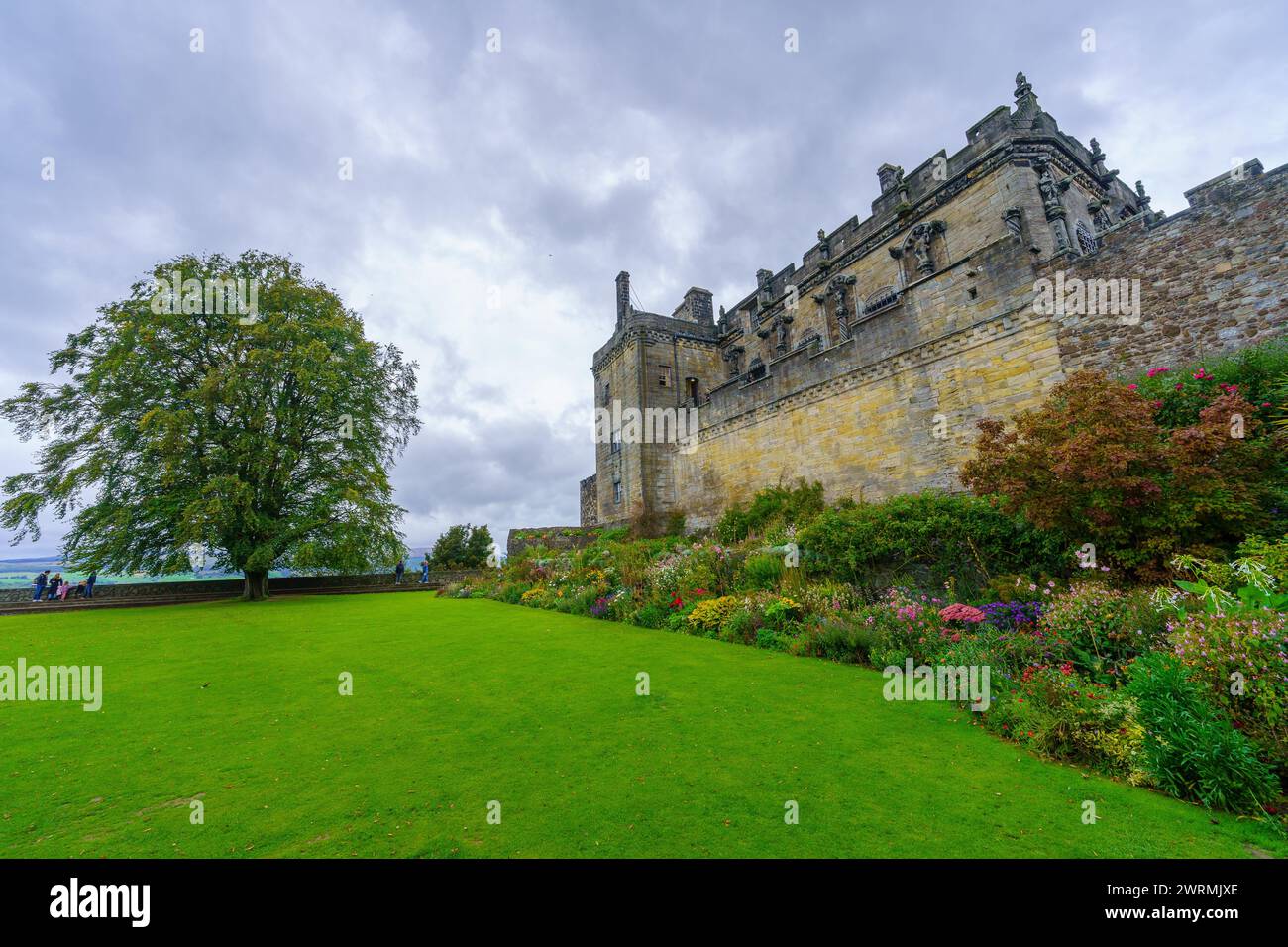 Stirling, Regno Unito - 25 settembre 2022: Vista dello storico Castello di Stirling, e del suo giardino, con i visitatori, in Scozia, Regno Unito Foto Stock