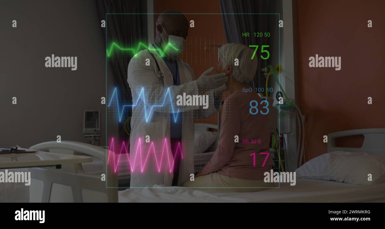 Immagine delle letture dei segni vitali su diversi medici di sesso maschile che esaminano pazienti di sesso femminile anziano Foto Stock