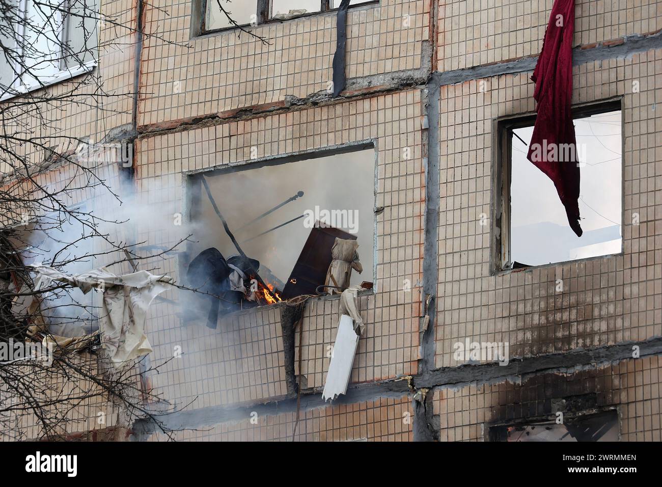 SUMY, UCRAINA - 13 MARZO 2023 - dopo un attacco di droni Shahed lanciato dalle truppe russe in un edificio residenziale di cinque piani a Sumy, nel nord-est dell'Ucraina. Foto Stock