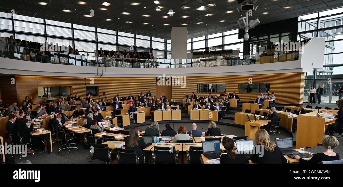 Erfurt, Germania. 13 marzo 2024. I membri del parlamento e il governo siedono nella camera plenaria del parlamento statale della Turingia all'inizio della sessione di tre giorni. I temi della discussione di un'ora comprendono, per esempio, l'obbligo di lavoro senza scopo di lucro per i richiedenti asilo e l'ampliamento delle infrastrutture ferroviarie della Turingia. Crediti: Martin Schutt/dpa/Alamy Live News Foto Stock