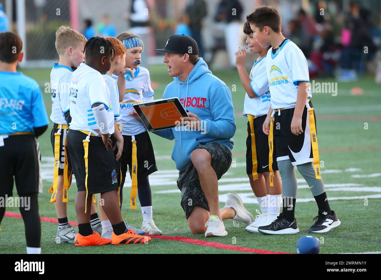 Un allenatore si accosta con alcuni giocatori di calcio giovanili che hanno partecipato alla Snoop & House Flag Football League presso il Campus El Segundo Athletic Fields, venerdì 8 marzo 2024, a El Segundo. (Kevin Terrell/immagine dello sport) Foto Stock