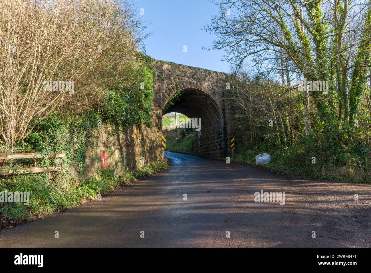 Un ponte ferroviario su una corsia di campagna accanto alla stazione di Stogumber sulla West Somerset Railway, Inghilterra. Foto Stock
