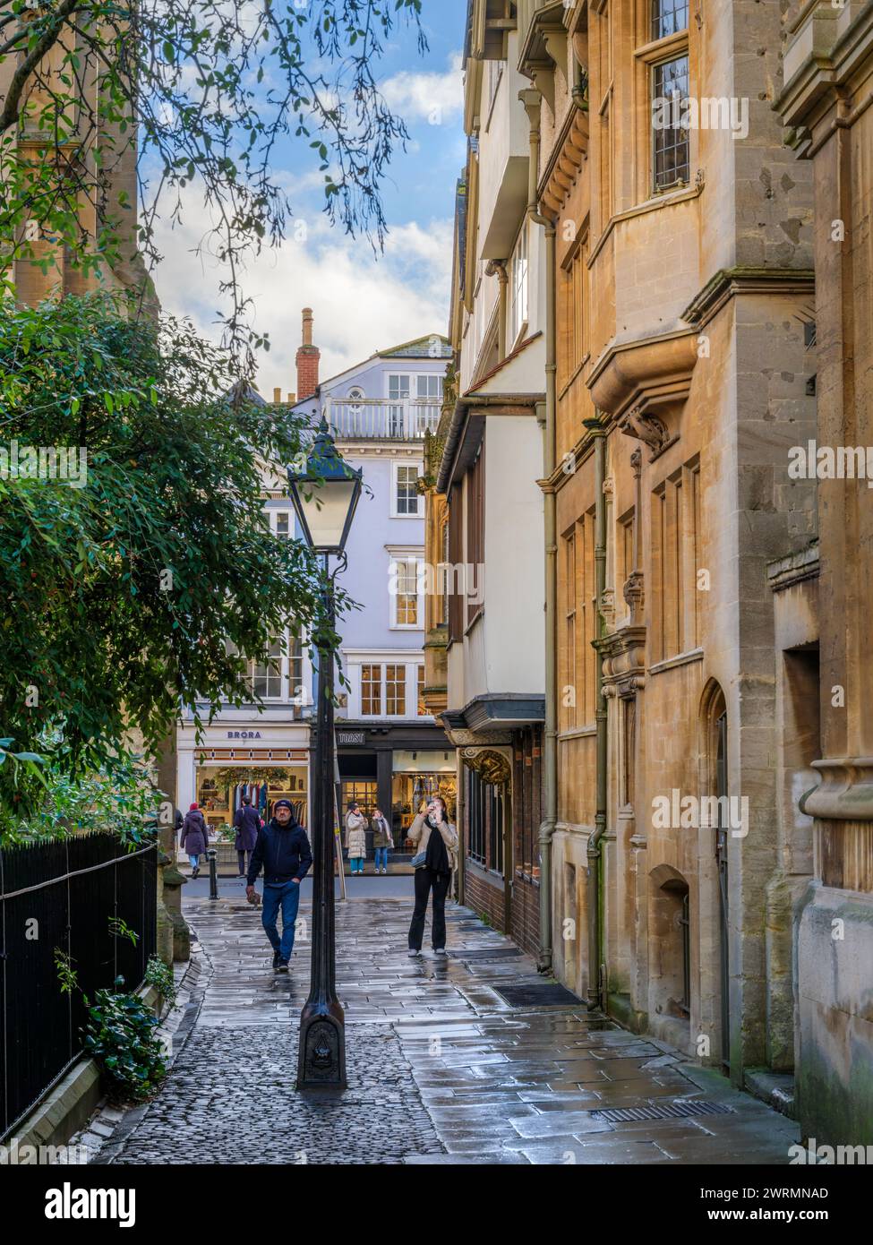 St Mary's Passage è un piccolo vicolo acciottolato che conduce dalla Radcliffe camera alla High Street nel centro di Oxford. Foto Stock