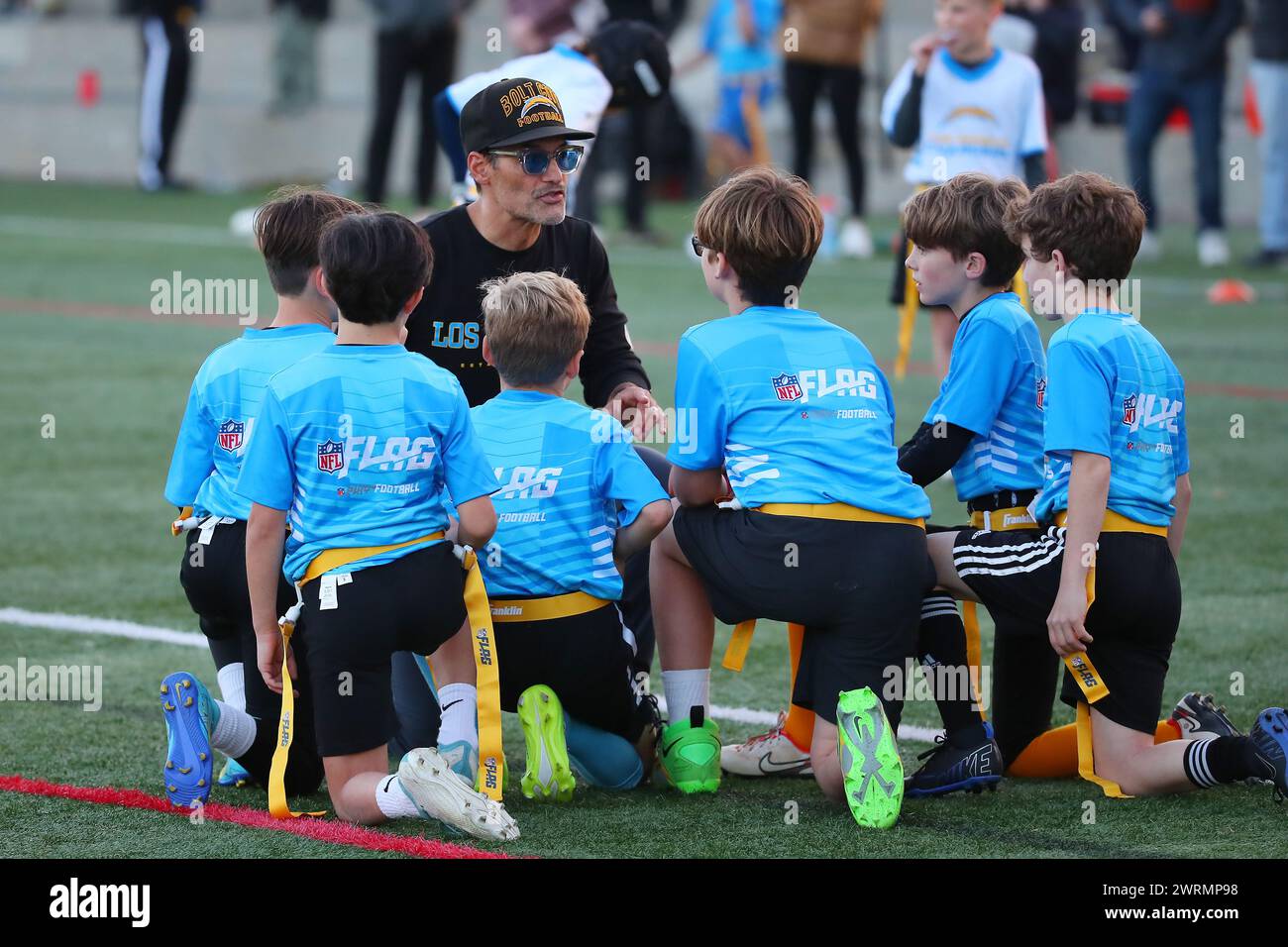 Un allenatore si accosta con alcuni giocatori di calcio giovanili che hanno partecipato alla Snoop & House Flag Football League presso il Campus El Segundo Athletic Fields, venerdì 8 marzo 2024, a El Segundo. (Kevin Terrell/immagine dello sport) Foto Stock