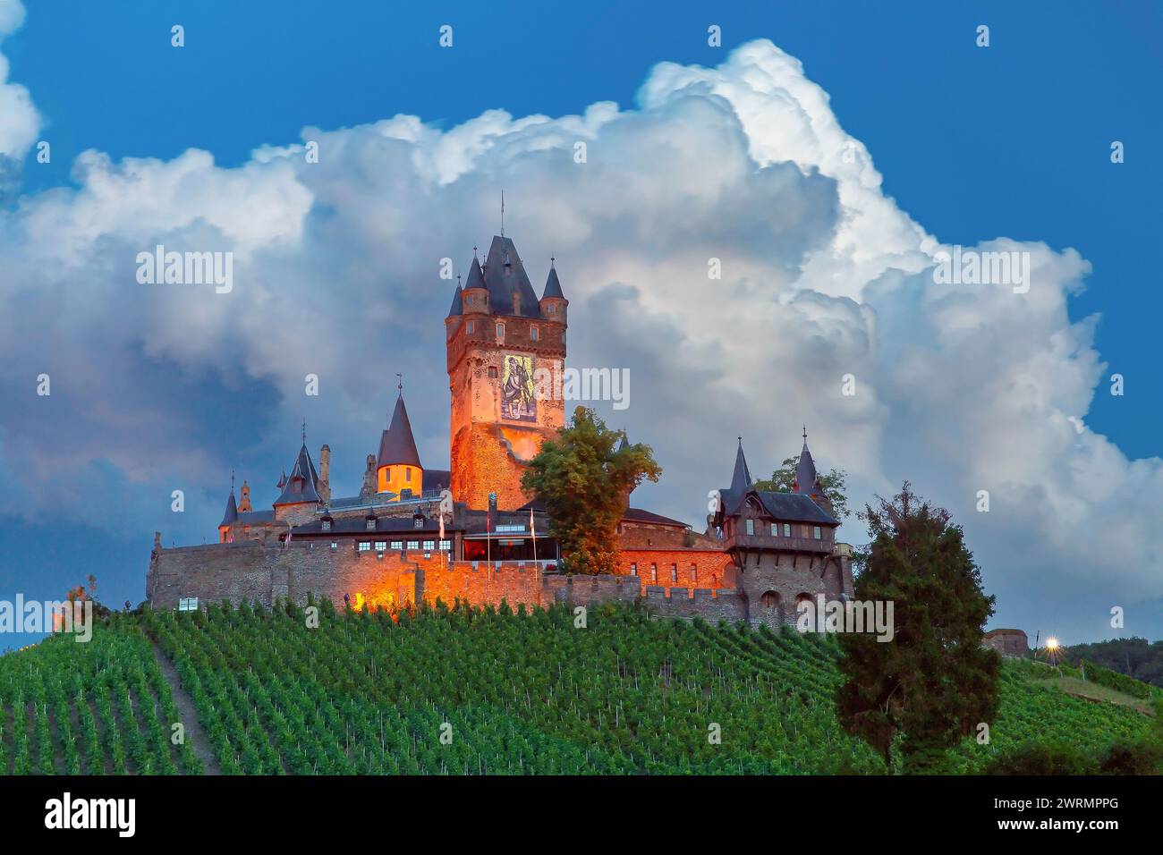 Cochem al tramonto, splendida città sul romantico fiume Mosella, castello di Reichsburg sulla collina, Germania Foto Stock