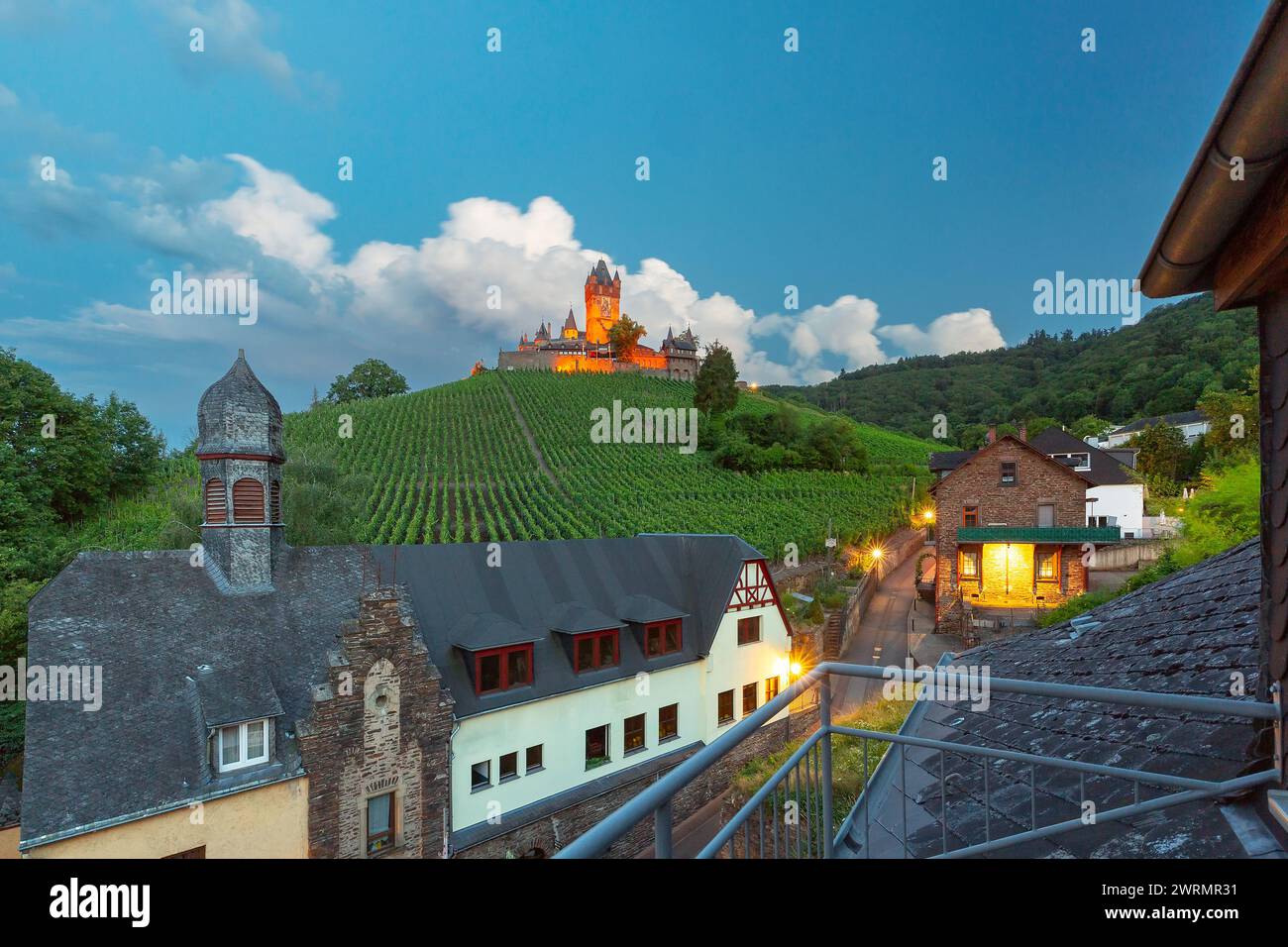 Cochem al tramonto, splendida città sul romantico fiume Mosella, castello di Reichsburg sulla collina, Germania Foto Stock