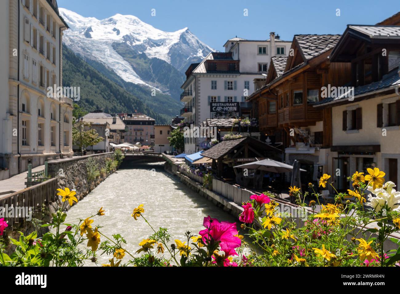 Il fiume Arve, un torrente alpino che attraversa la famosa località sciistica, con il Monte bianco sullo sfondo, Chamonix, alta Savoia, Francia Foto Stock
