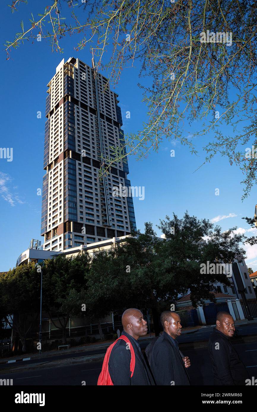 Due signore che chiacchierano mentre fumano una pipa di Hookah in un bar di Melville, vicino al centro di Johannesburg Foto Stock