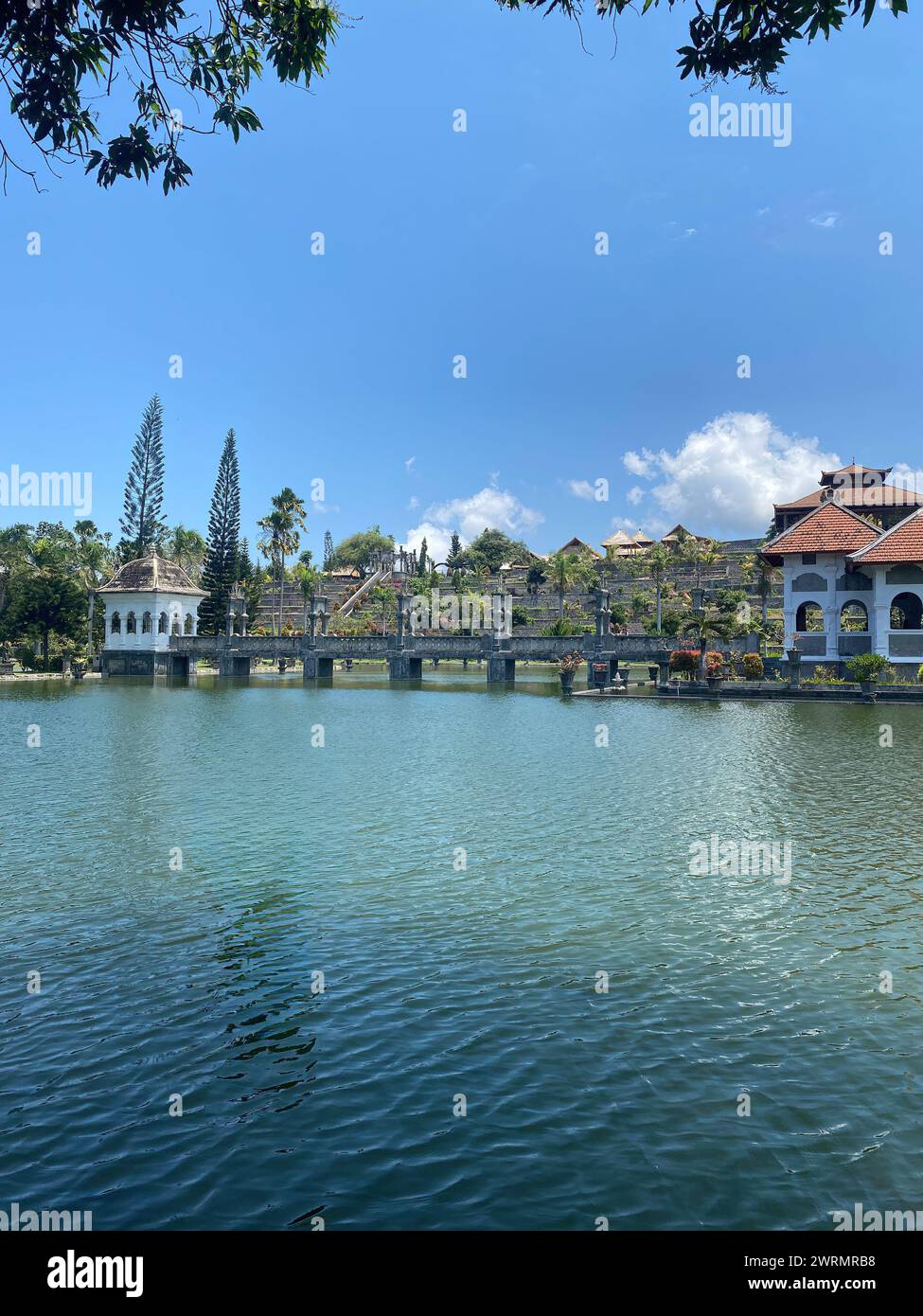 Complesso di templi con lago e parco a Bali Foto Stock