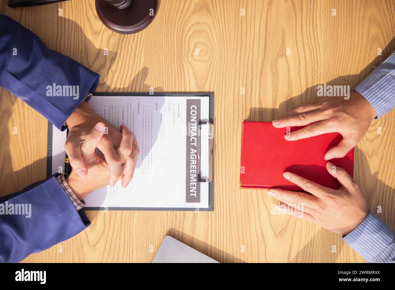 Una Bibbia è posta su un tavolo nell'ufficio di un avvocato in modo che il suo cliente possa giurare davanti alla Bibbia che la sua testimonianza sarà veritiera per essere usata Foto Stock
