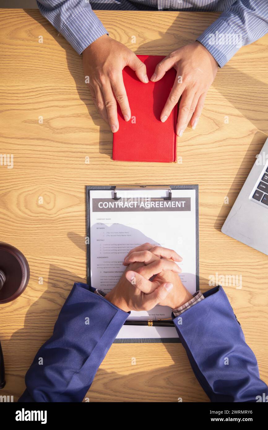 Una Bibbia è posta su un tavolo nell'ufficio di un avvocato in modo che il suo cliente possa giurare davanti alla Bibbia che la sua testimonianza sarà veritiera per essere usata Foto Stock