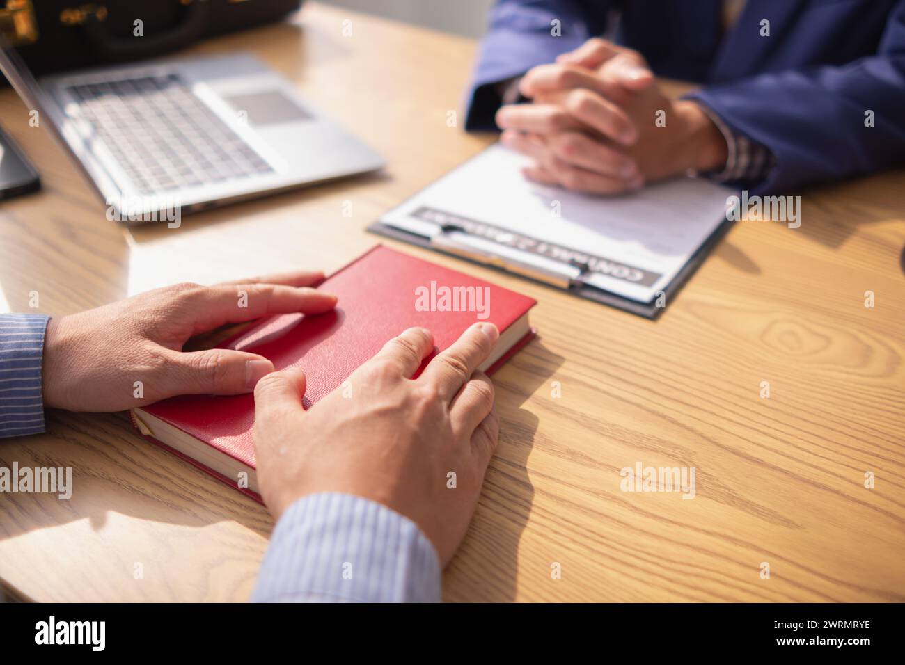 Una Bibbia è posta su un tavolo nell'ufficio di un avvocato in modo che il suo cliente possa giurare davanti alla Bibbia che la sua testimonianza sarà veritiera per essere usata Foto Stock