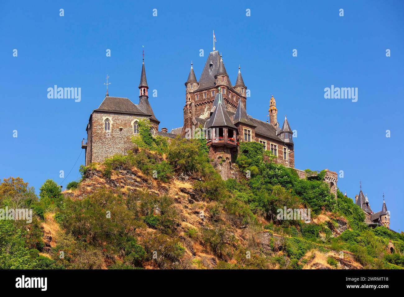 Soleggiato castello di Reichsburg a Cochem, splendida città sul romantico fiume Mosella, Germania Foto Stock