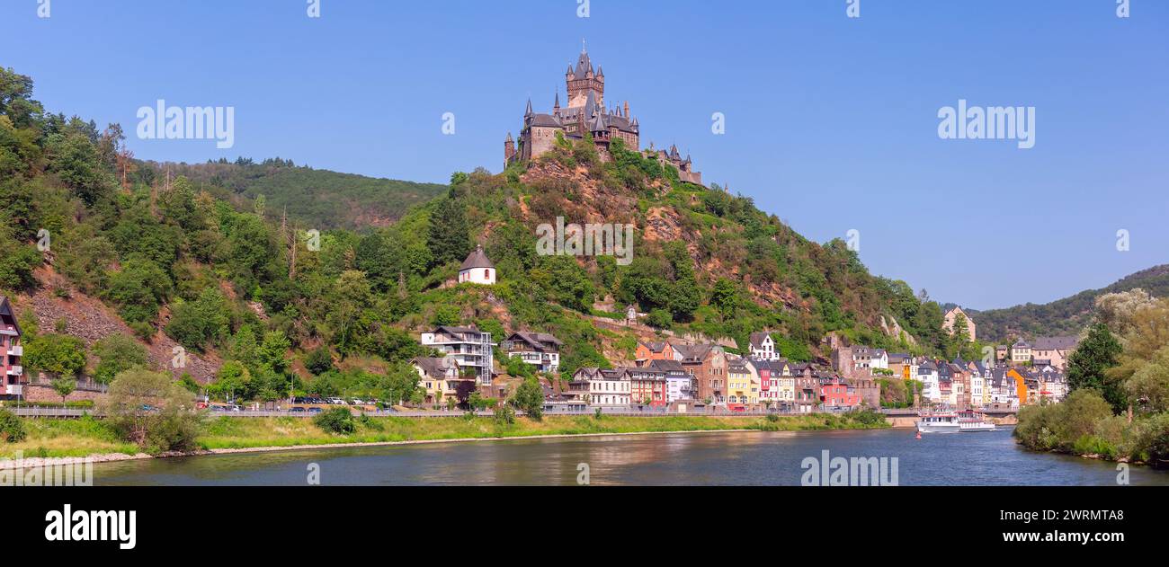Panorama di Cochem, splendida città sul romantico fiume Mosella, castello di Reichsburg sulla collina, Germania Foto Stock