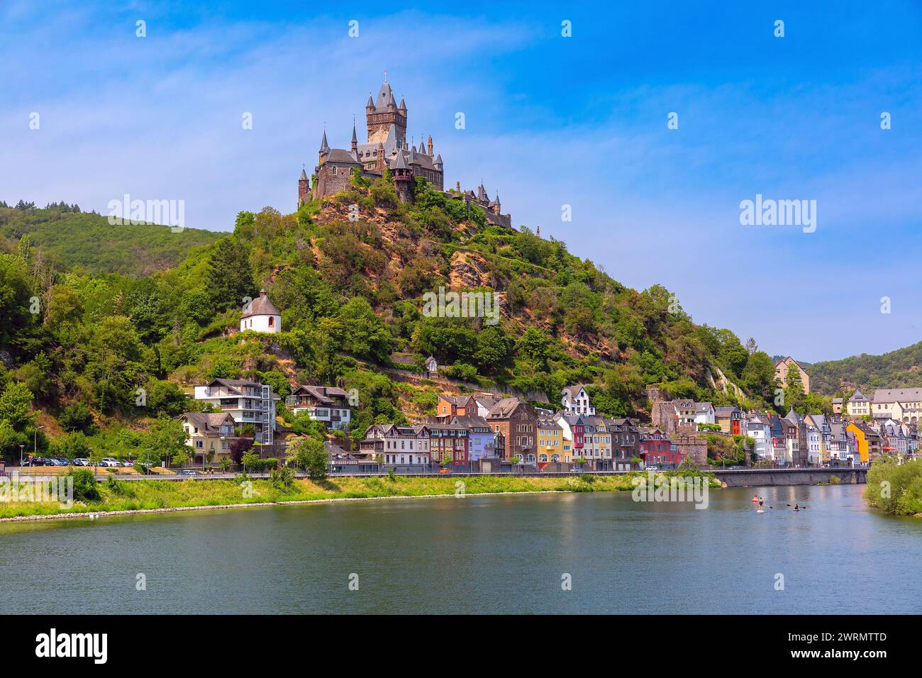 Cochem, splendida città sul romantico fiume Mosella, castello di Reichsburg sulla collina, Germania Foto Stock