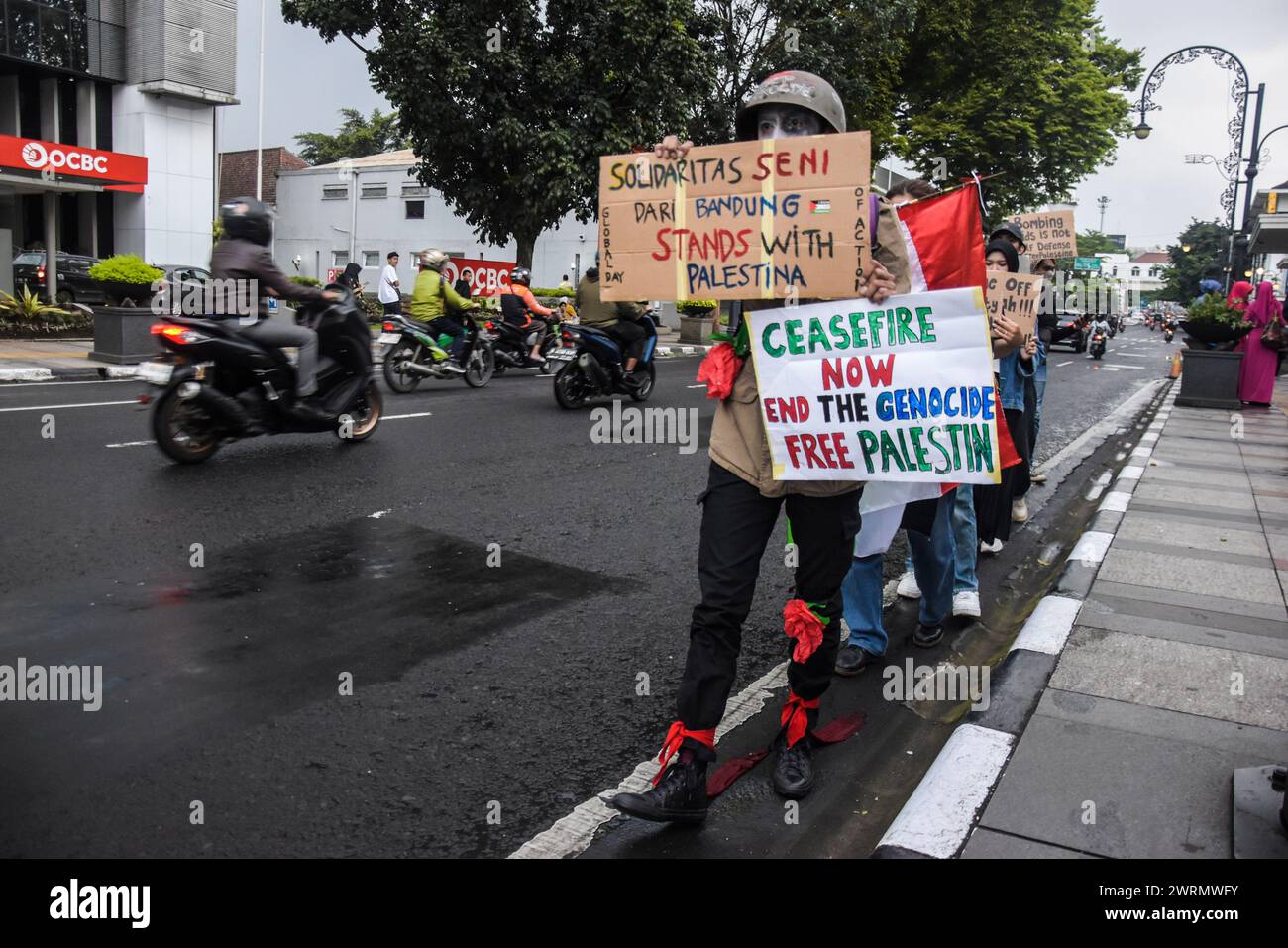 13 marzo 2024, Bandung, Giava occidentale, Indonesia: Artisti e attivisti hanno marciato portando con sé manifesti di richieste e bandiera palestinese nel contesto della solidarietà artistica in occasione della giornata mondiale di azione per l'indipendenza palestinese che si è tenuta a Bandung. Tale azione è stata condotta allo scopo di condannare le azioni intraprese dal regime sionista-israeliano per tutte le violenze commesse contro il popolo palestinese e di riaffermare la solidarietà indonesiana con la Palestina. (Credit Image: © Dimas Rachmatsyah/Pacific Press via ZUMA Press Wire) SOLO PER USO EDITORIALE! Non per Commercial USA Foto Stock