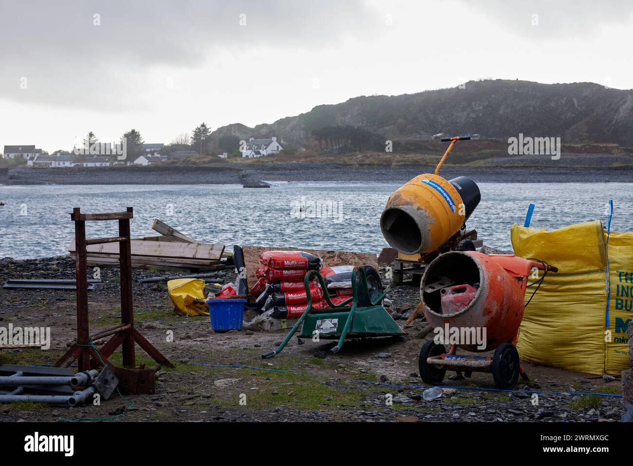 Abbandonati per la giornata, i costruttori lasciano i loro attrezzi sulla riva di Easdale Sound Foto Stock
