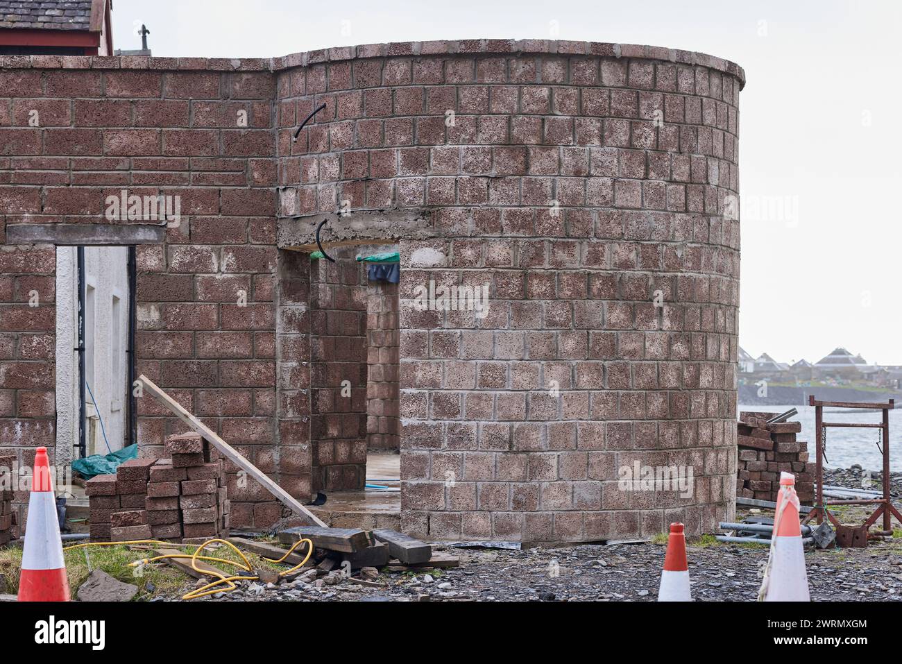 Abbandonati per la giornata, i costruttori lasciano i loro utensili sul posto vicino alla riva di Easdale Sound Foto Stock