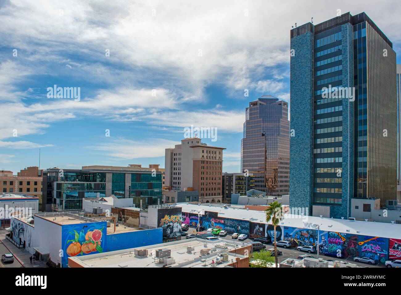 Veduta dei murales e dei grattacieli del centro di Tucson, in Arizona Foto Stock