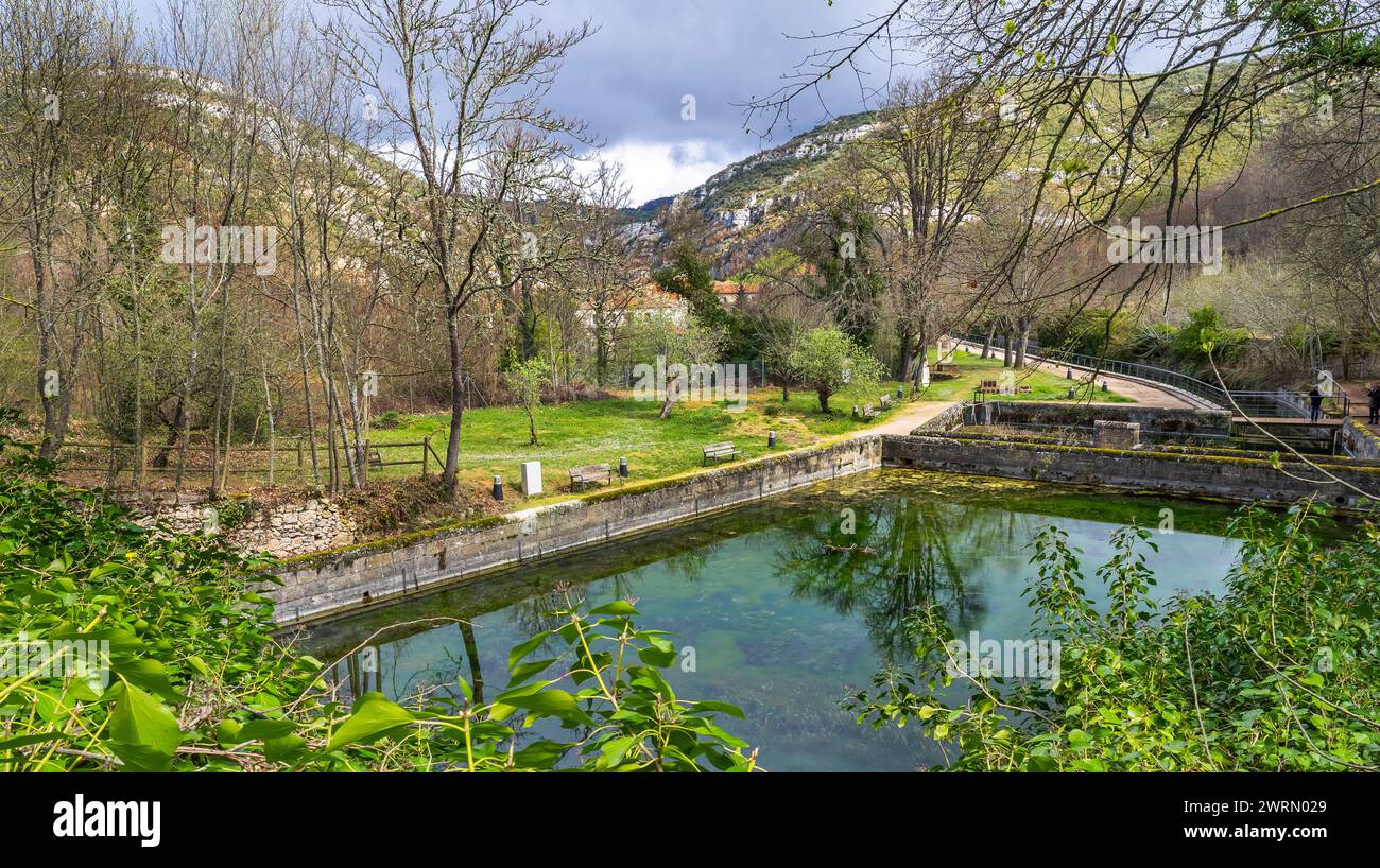 Giardino segreto, monastero di San Salvador, allevamento ittico di trote del XVI secolo, villaggio medievale di Oña, Las Merindades, Burgos, Castilla y León, Spagna, Europa Foto Stock