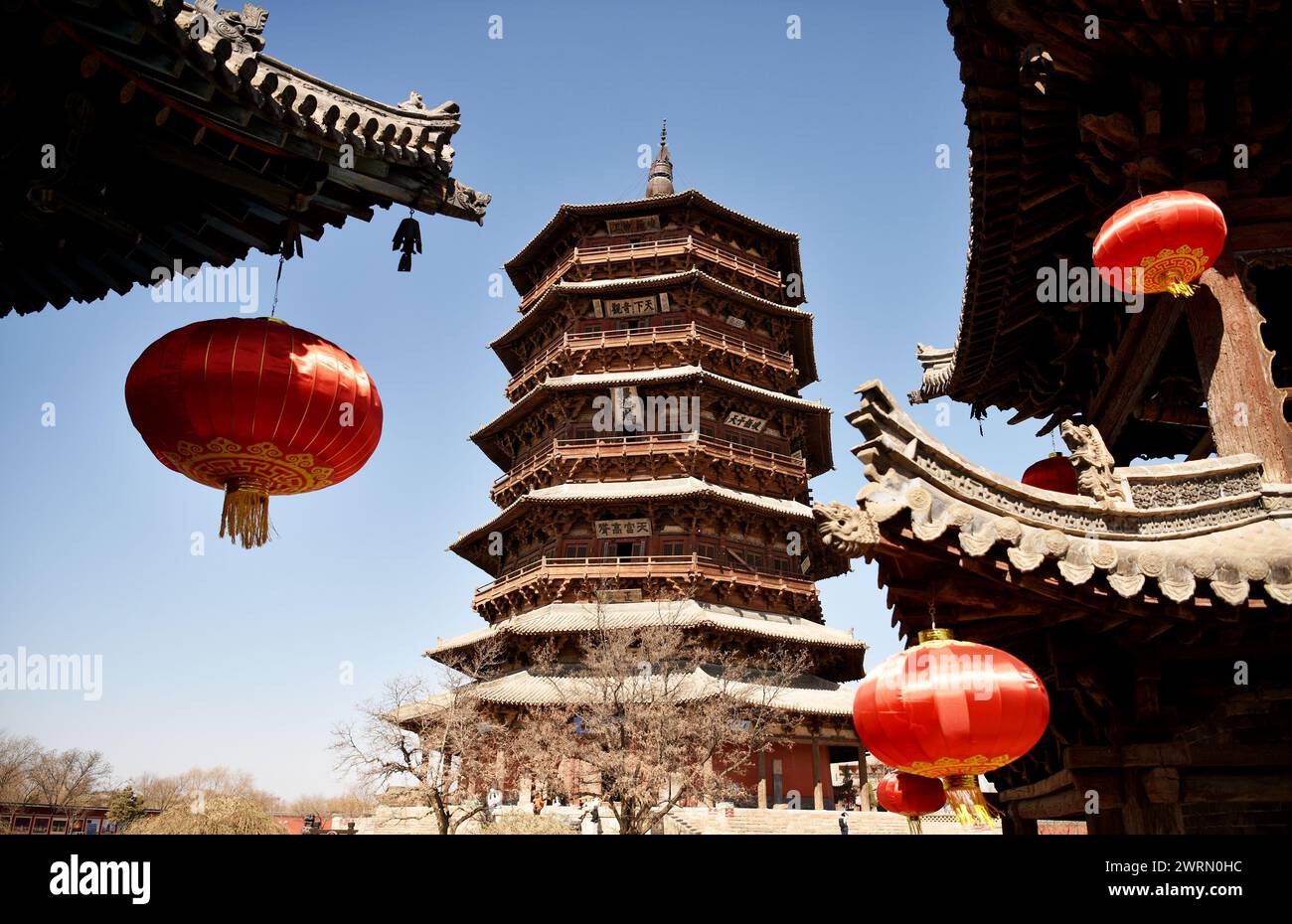 La pagoda Shakya del Tempio del Palazzo di Buddha, riconosciuta come la più antica struttura in legno puro del mondo, si trova a Shuozhou, in Cina, il 13 marzo 2024. La pagoda, che torreggia a 67,31 metri con un diametro di base di 30,27 metri e pesa oltre 7400 tonnellate, è l'unica antica struttura in puro legno rimasta nel suo genere. L'intera torre è costruita senza un unico chiodo di ferro, basandosi esclusivamente su componenti in legno interconnessi. È stata certificata dal Guinness World Records nel 2016 come la torre di legno più alta del mondo. (Foto di Costfoto/NurPhoto) Foto Stock