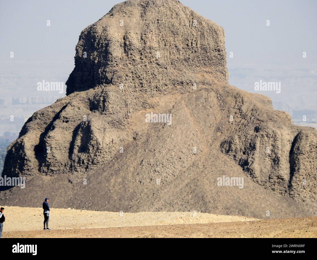 Giza, Egitto, gennaio 26 2023: Piramide di Amenemhat III, la piramide nera costruita da Amenemhat il terzo a Dahshur, chiamata Piramide nera per la sua buia, dicembre Foto Stock
