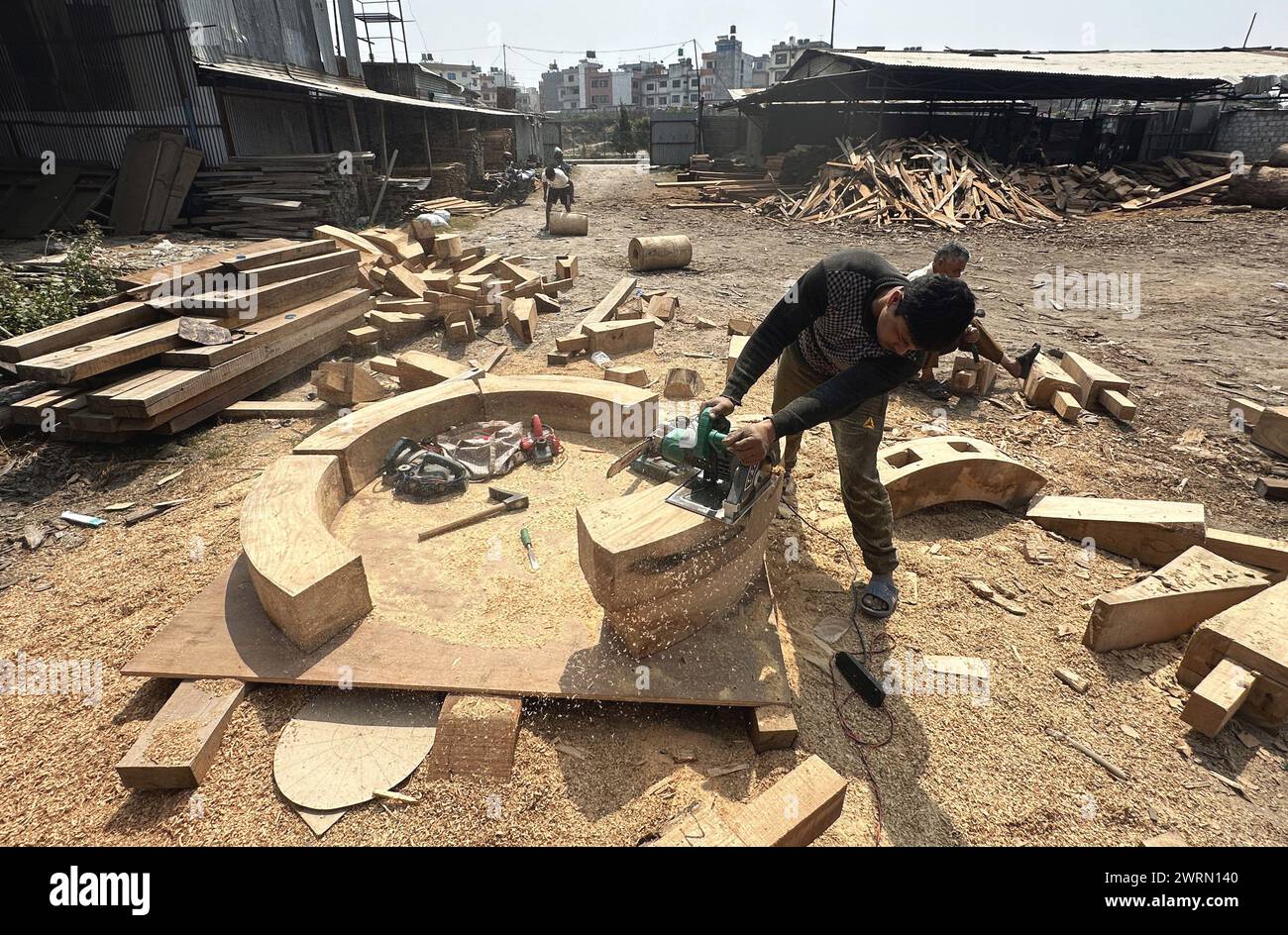 Bhaktapur, Bagmati, Nepal. 13 marzo 2024. La gente costruisce le nuove ruote del carro in preparazione del prossimo festival Seto Machhindranath a Bhaktapur, Nepal, il 13 marzo 2024. Seto Machhindranath è conosciuto come il dio della pioggia e sia gli indù che i buddisti adorano Machhindranath per una buona pioggia per prevenire la siccità durante la stagione della raccolta del riso. (Credit Image: © Sunil Sharma/ZUMA Press Wire) SOLO PER USO EDITORIALE! Non per USO commerciale! Foto Stock