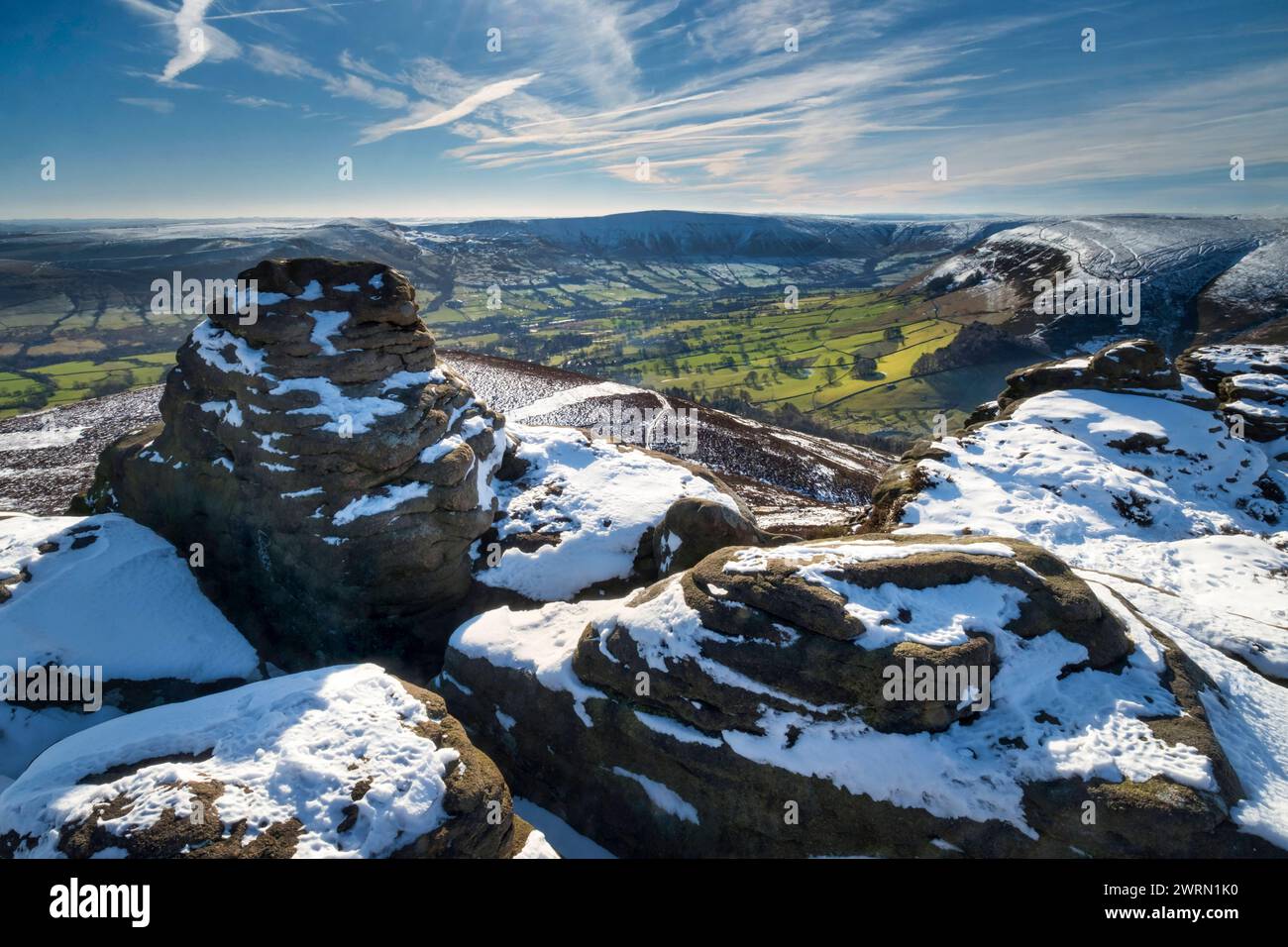 La Edale Valley dalla formazione rocciosa Ringing Roger in inverno, Kinder Scout, Peak District National Park, Derbyshire, Inghilterra, Regno Unito, Europa C. Foto Stock
