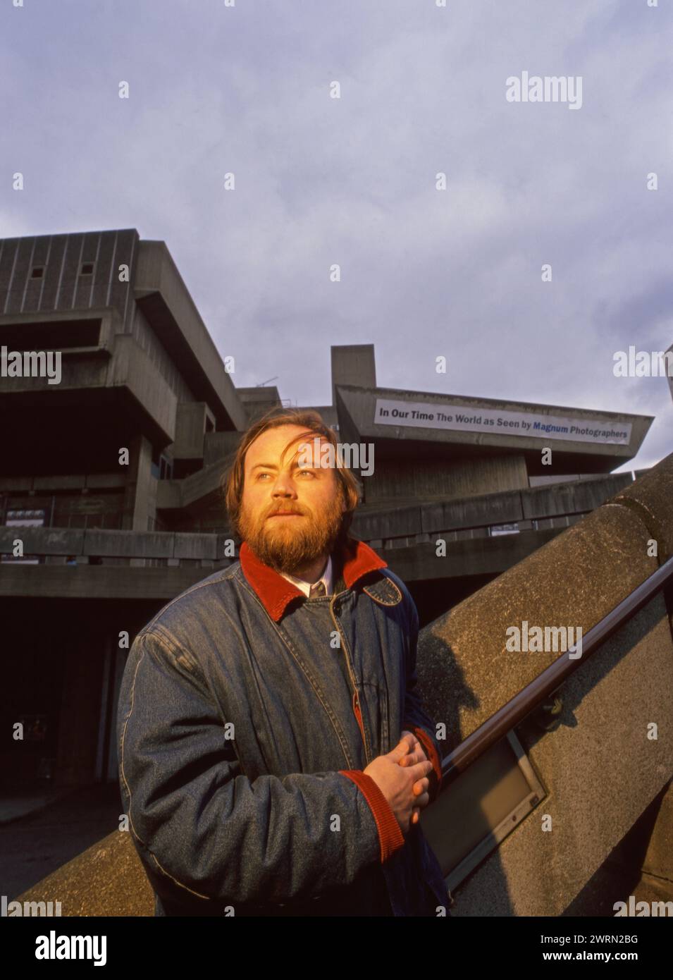 Ritratto del pluripremiato fotografo Eamonn McCabe fuori dalla mostra Hayward Gallery 'in Our Time: The World as seen by Magnum Photographers' a Londra, 1989, Foto Stock