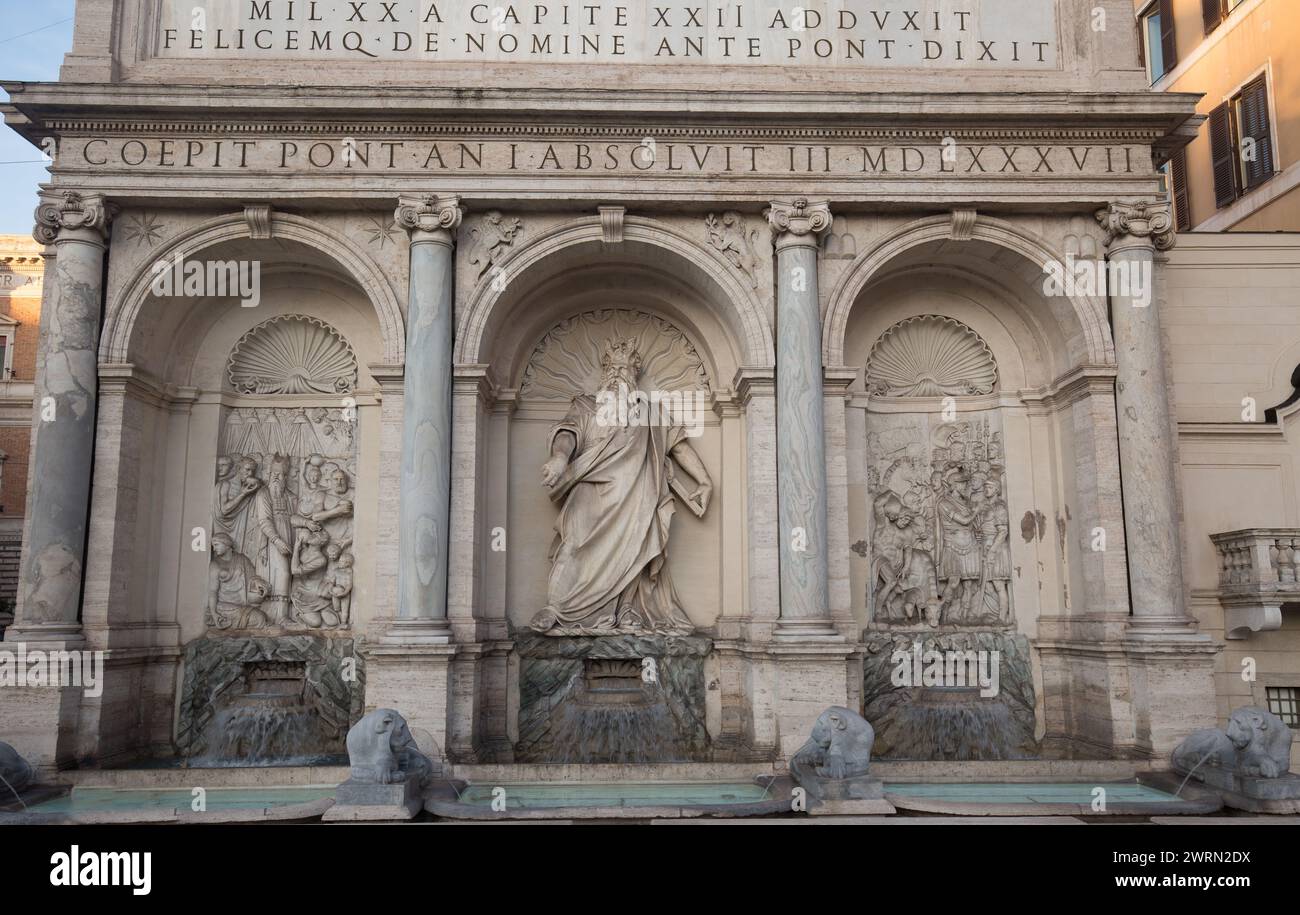 Primo piano delle sculture ornamentali della famosa Fontana di Trevi a Roma Foto Stock