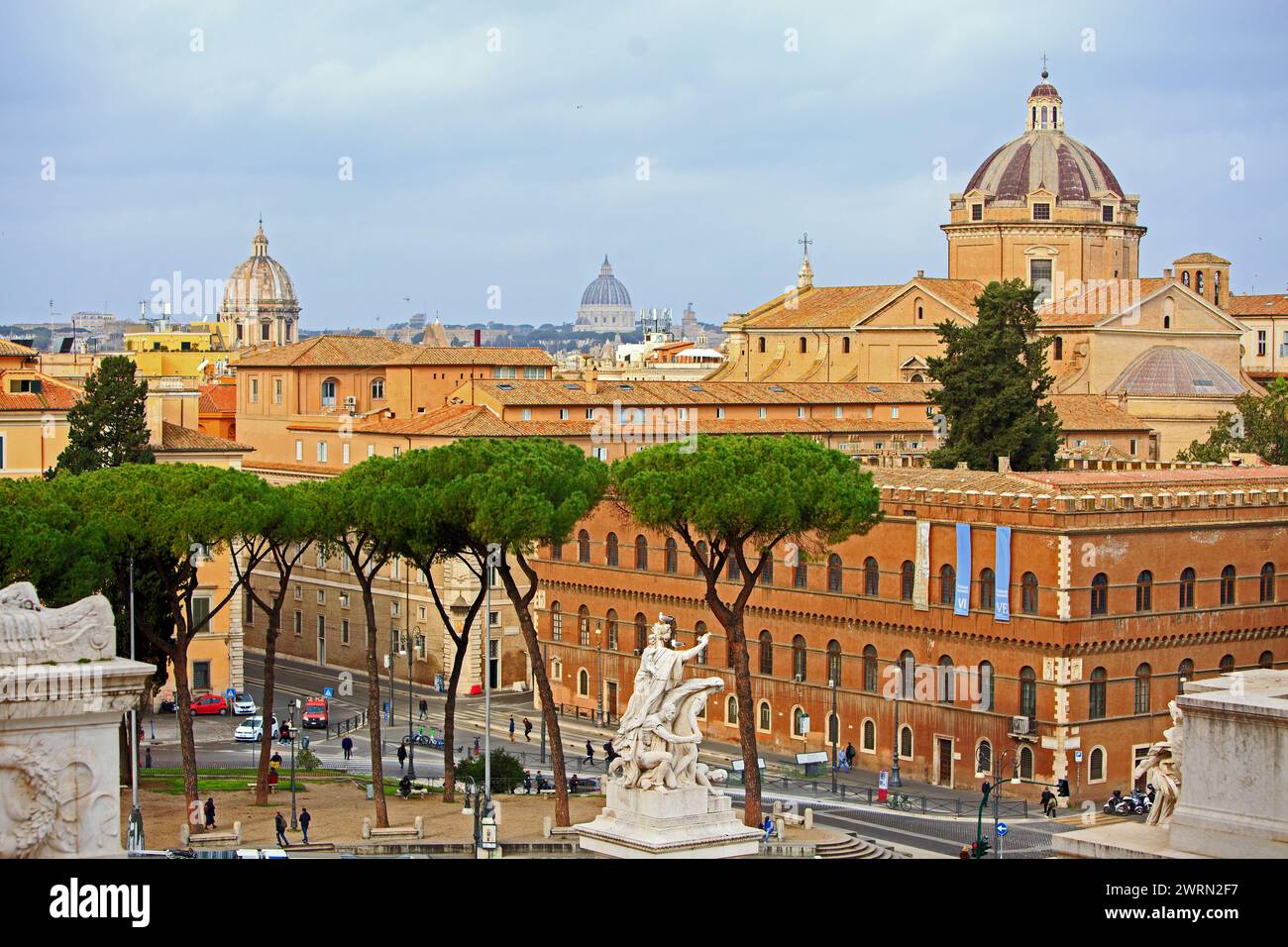 Vista sopraelevata sulla città di Roma con la Basilica di San Pietro in lontananza Foto Stock