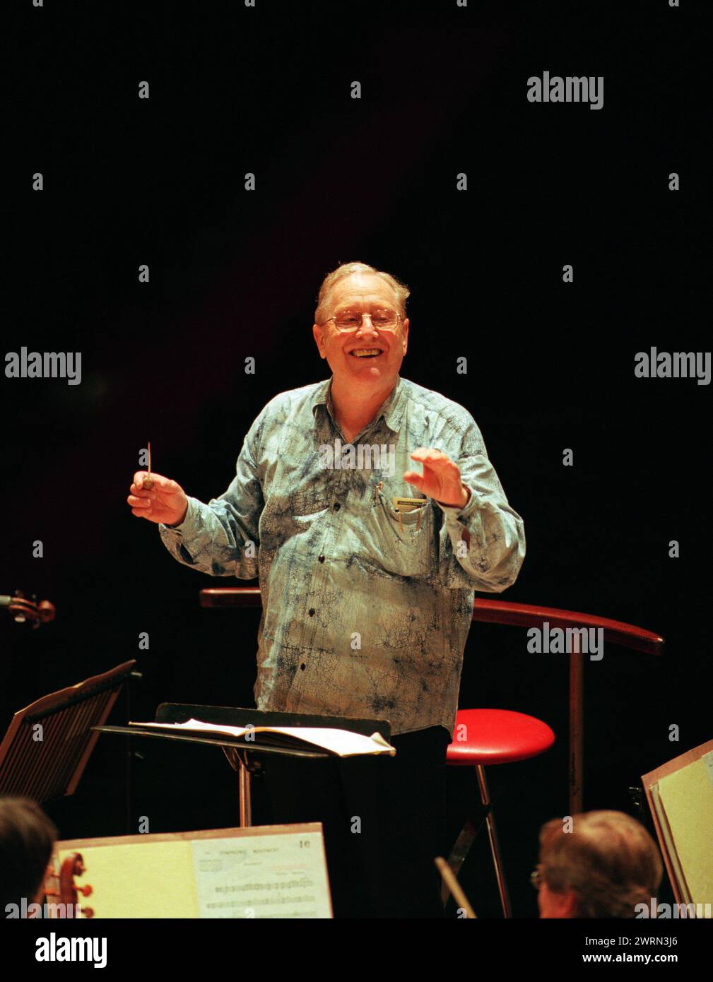 Il direttore australiano Charles Mackerras (1925-2010) prova per un concerto di musica di Smetena e Mahler con l'Orchestra Filarmonica Ceca nella Usher Hall come parte del Festival Internazionale di Edimburgo il 04/09/1998 Foto Stock